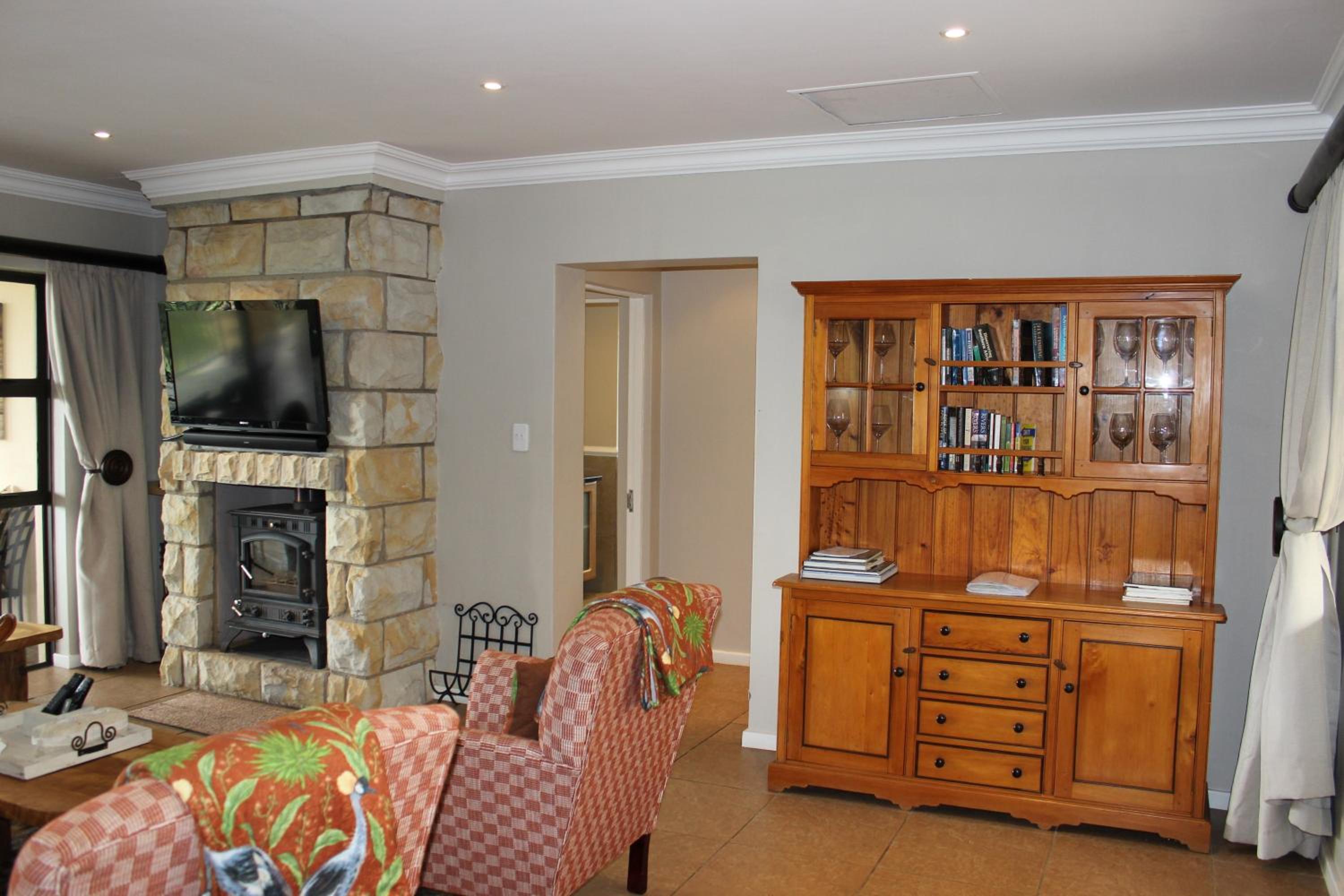 Sunbird Haven Self-Catering Sleeps 8 view 3