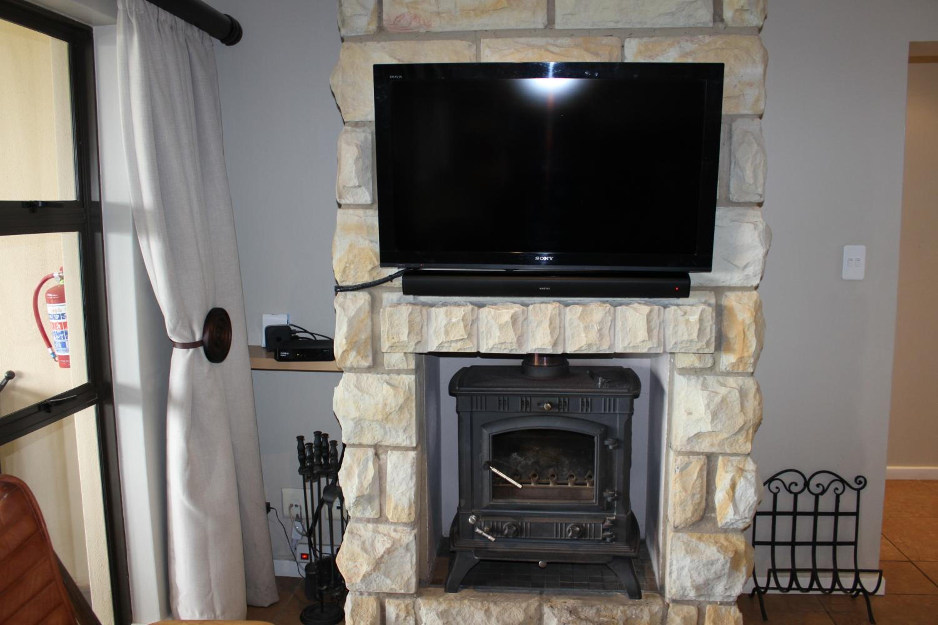 Sunbird Haven Self-Catering Sleeps 8 view 5