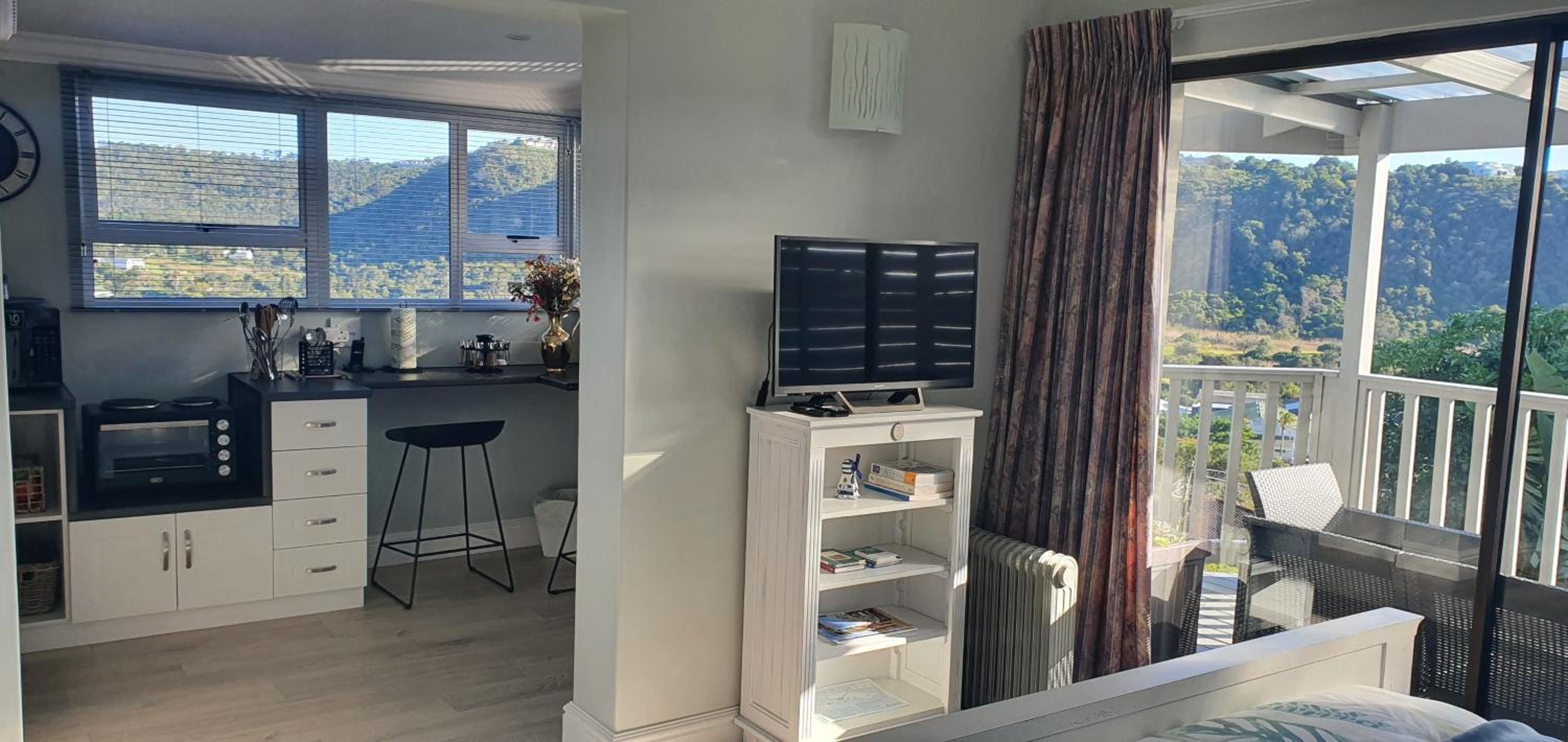 Modern Solar powered 1 bed studio apartment with amazing views view 5