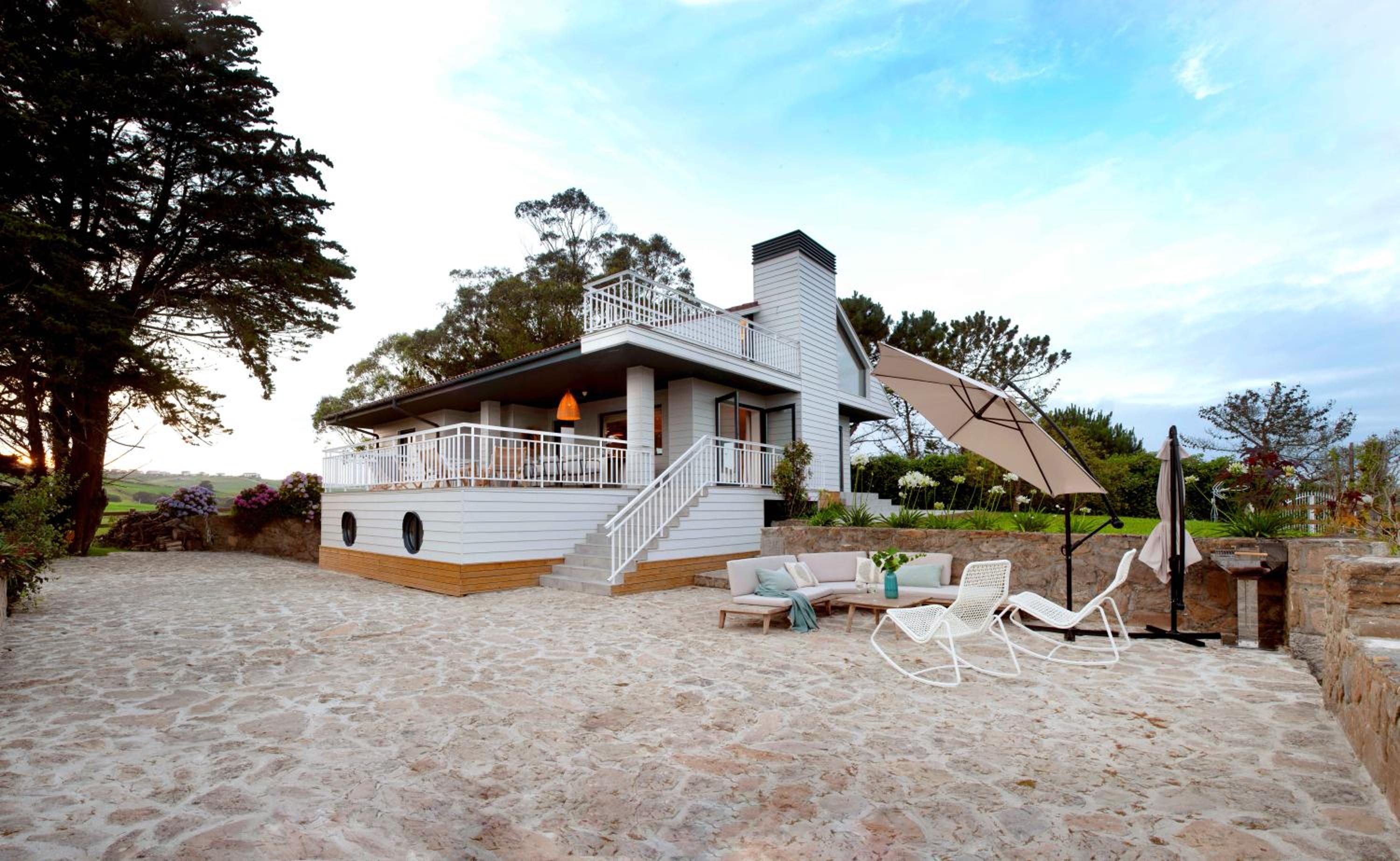 Wishome-Villa en Oyambre playa, con piscina privada climatizada, Comillas
