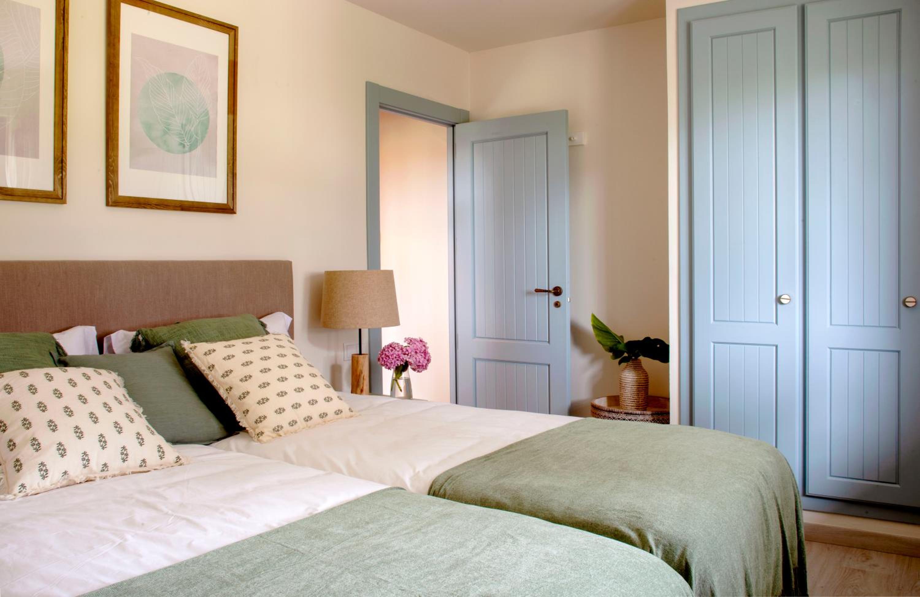 Wishome-Villa en Oyambre playa, con piscina privada climatizada, Comillas
