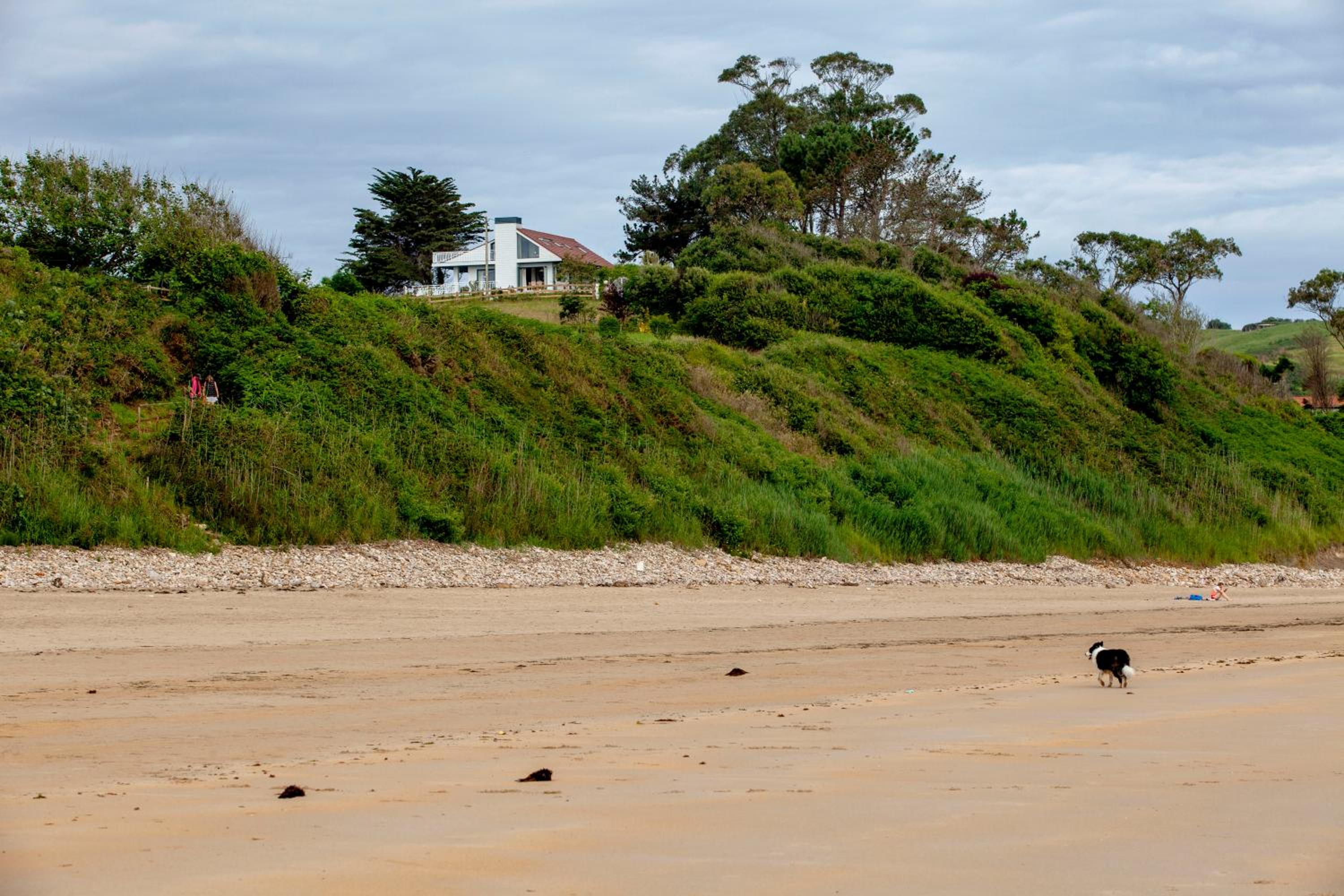 Wishome-Villa en Oyambre playa, con piscina privada climatizada, Comillas