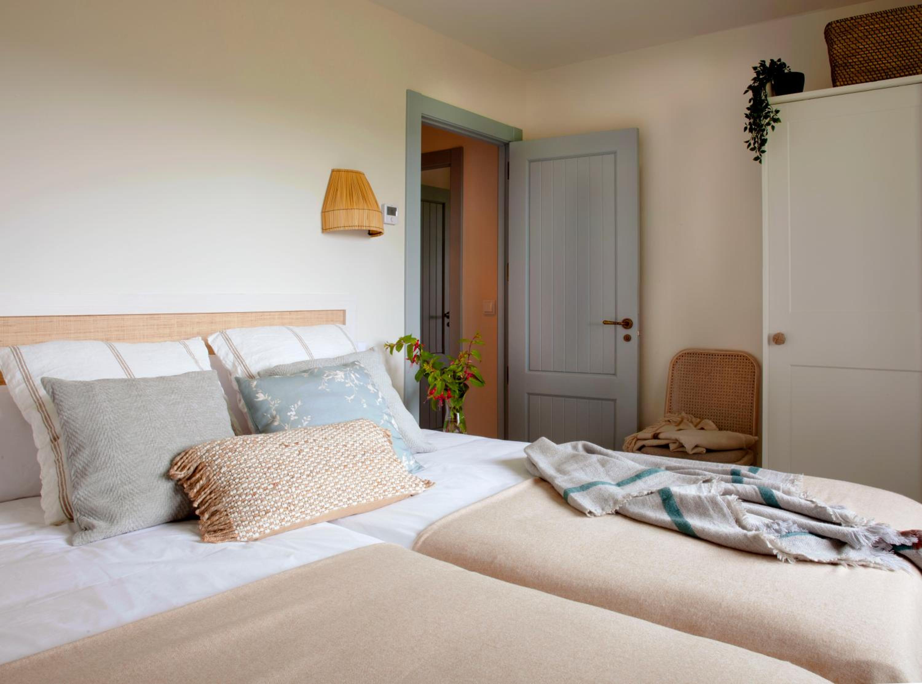 Wishome-Villa en Oyambre playa, con piscina privada climatizada, Comillas