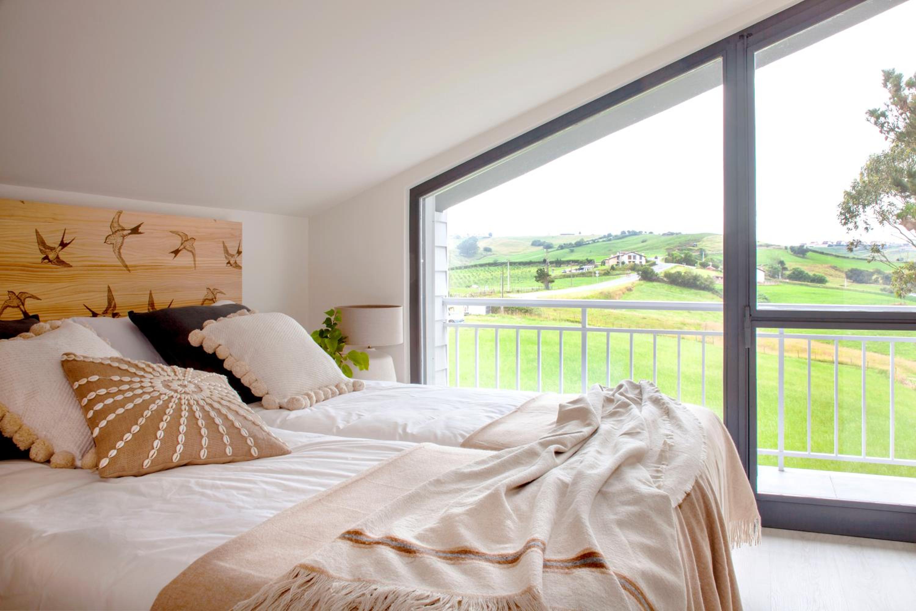 Wishome-Villa en Oyambre playa, con piscina privada climatizada, Comillas