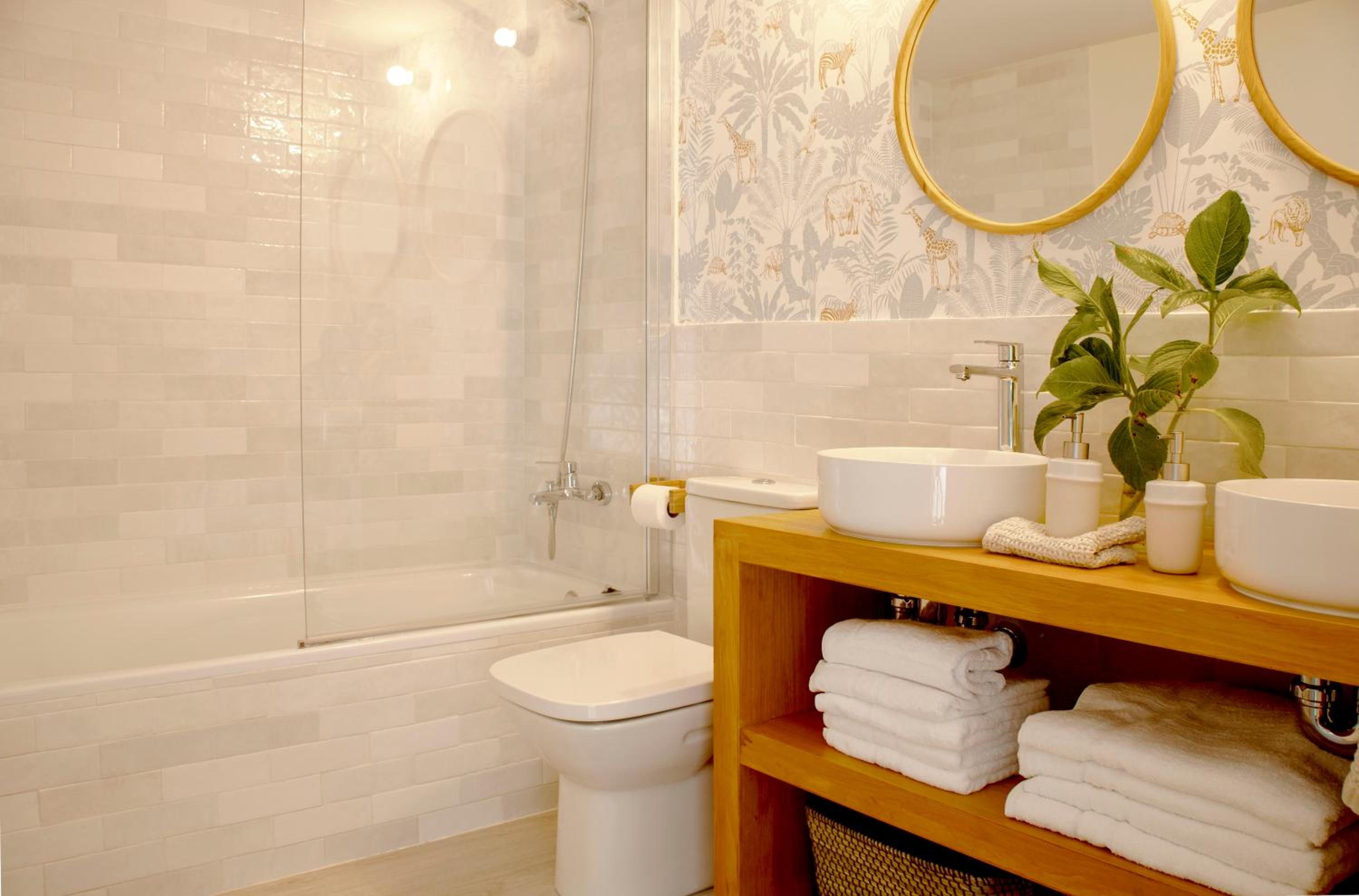 Wishome-Villa en Oyambre playa, con piscina privada climatizada, Comillas