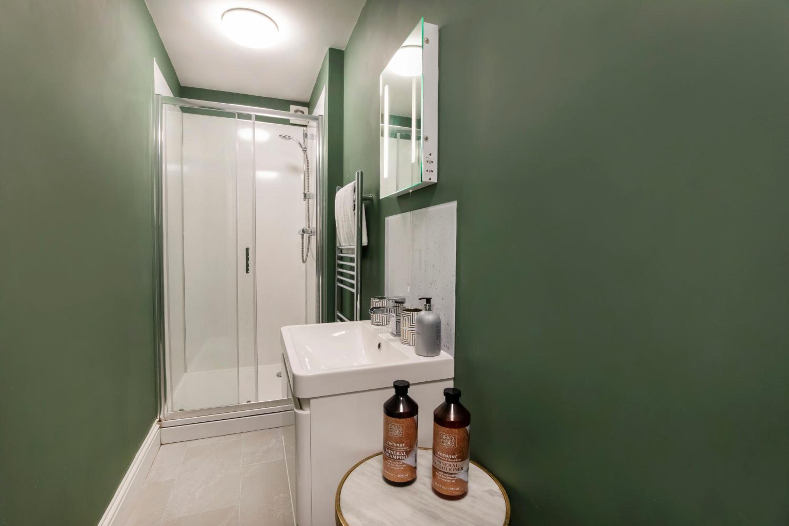 8 Blue Bridge- Elegant and Luxurious 1 Bedroom Apt- Free Parking view 5