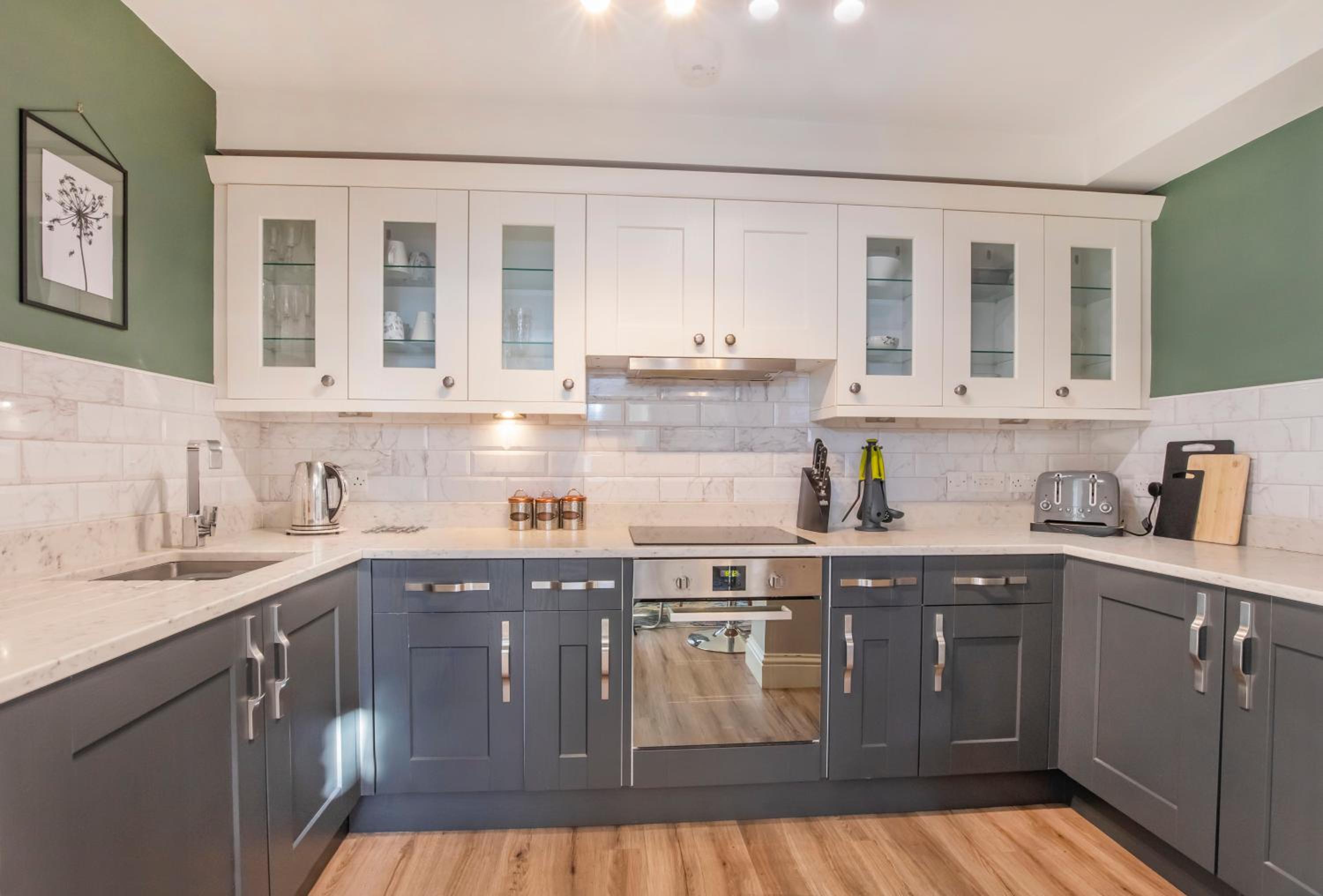 8 Blue Bridge- Elegant and Luxurious 1 Bedroom Apt- Free Parking view 4
