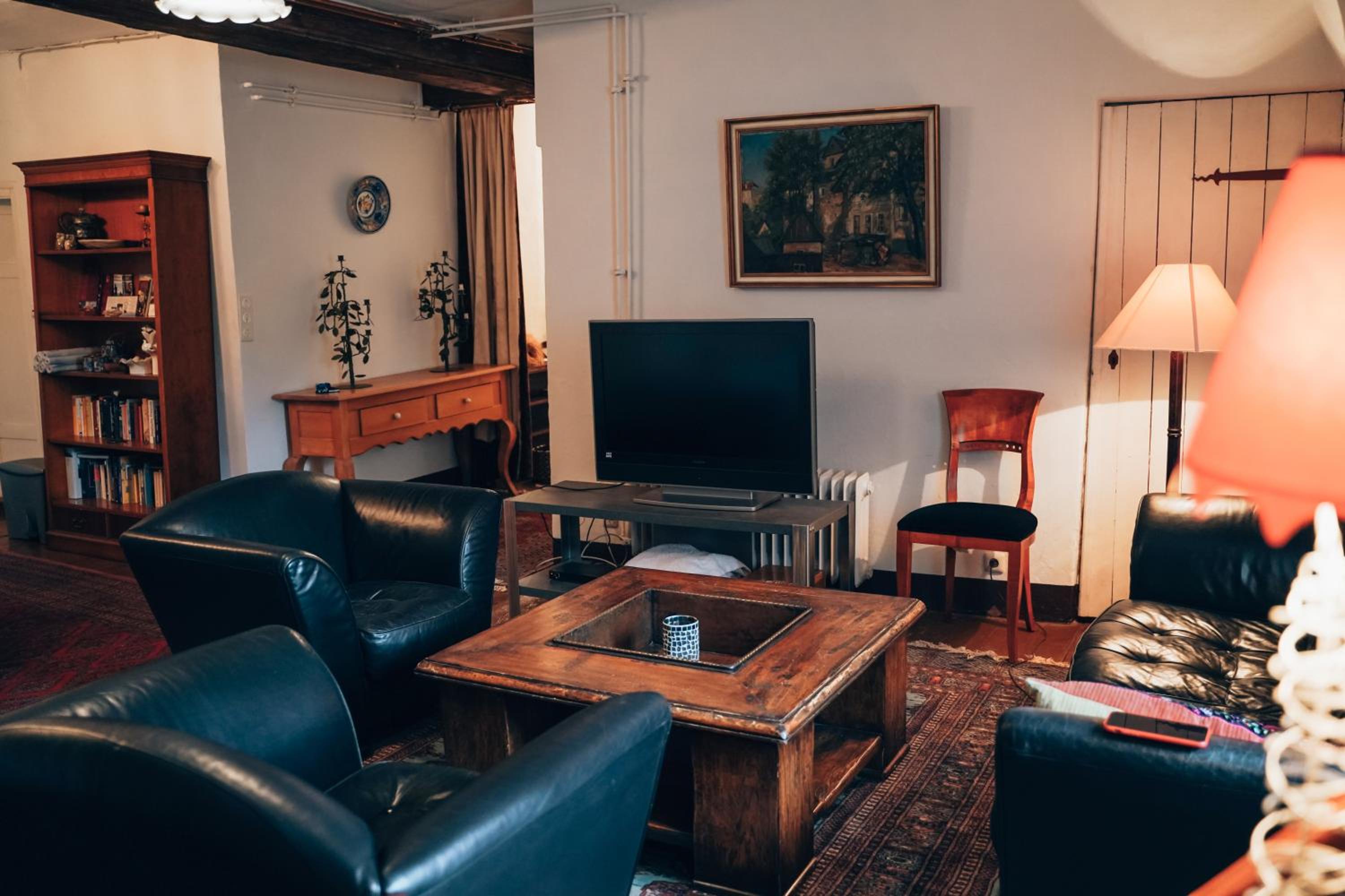 Private apartment in historic castle from 1608 with tenniscourt view 3