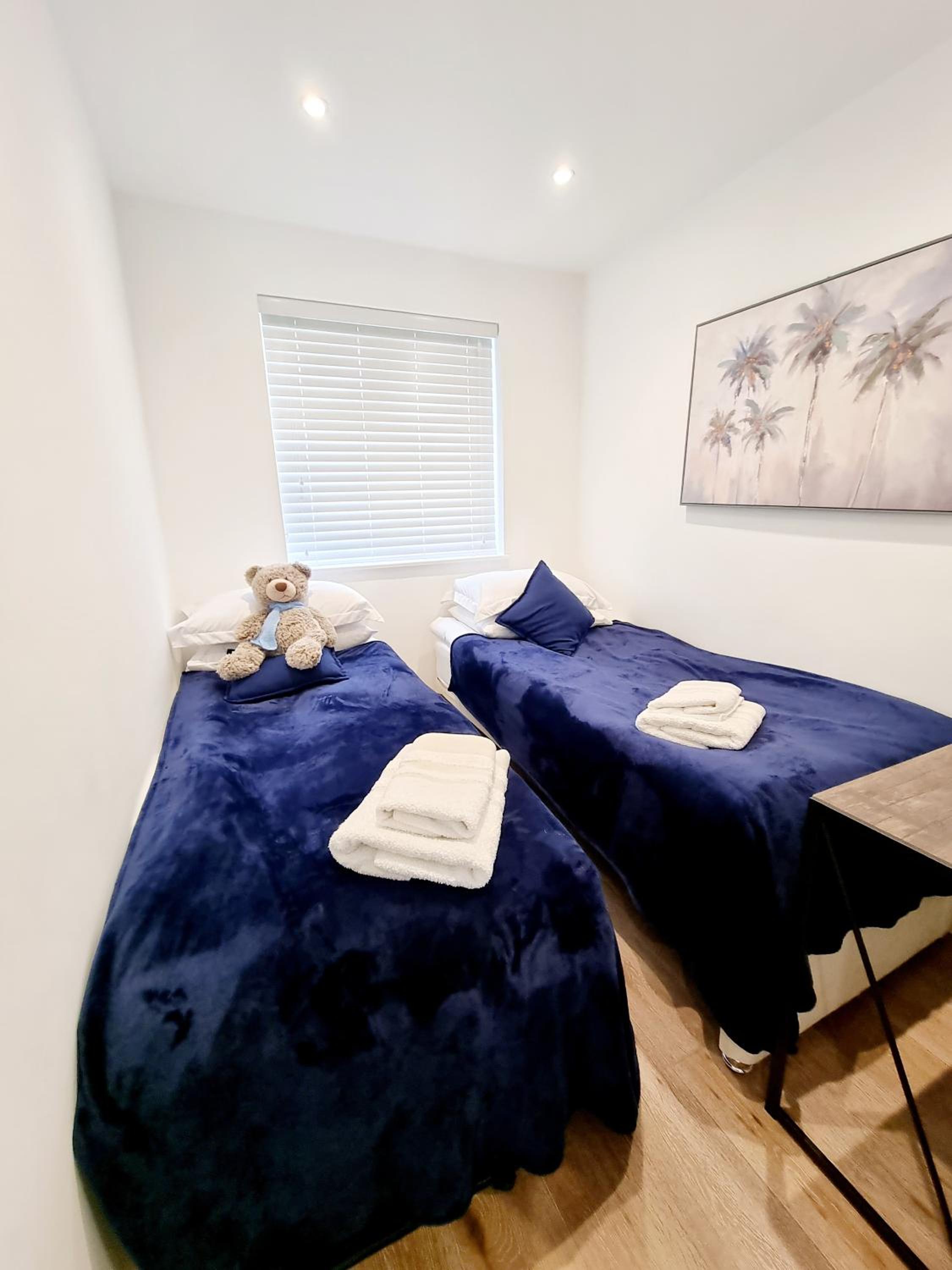 Detached House Work Holiday Relax Private Parking Nature 10miles away from Heathrow Airport