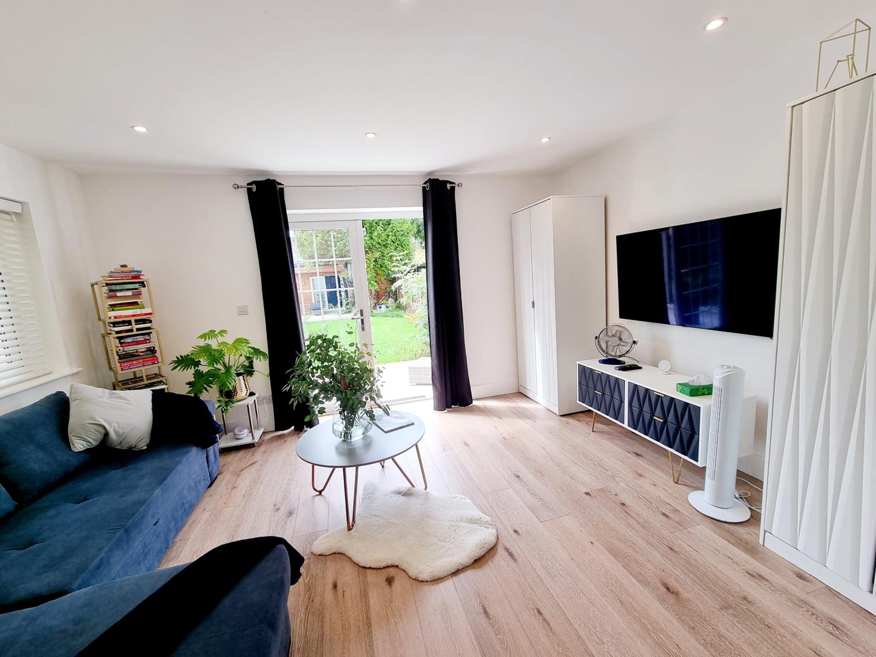 Detached House Work Holiday Relax Private Parking Nature 10miles away from Heathrow Airport