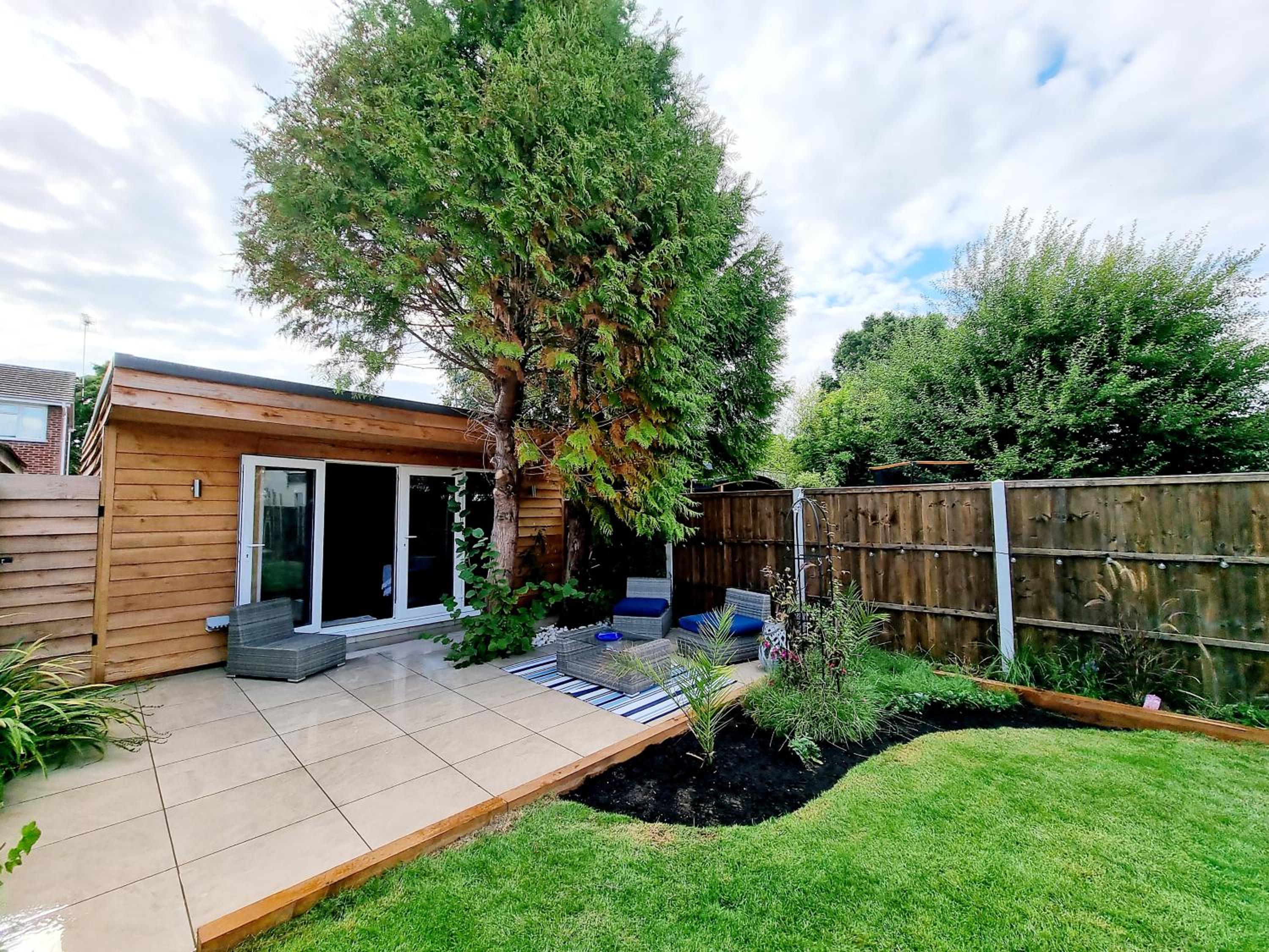 Detached House Work Holiday Relax Private Parking Nature 10miles away from Heathrow Airport