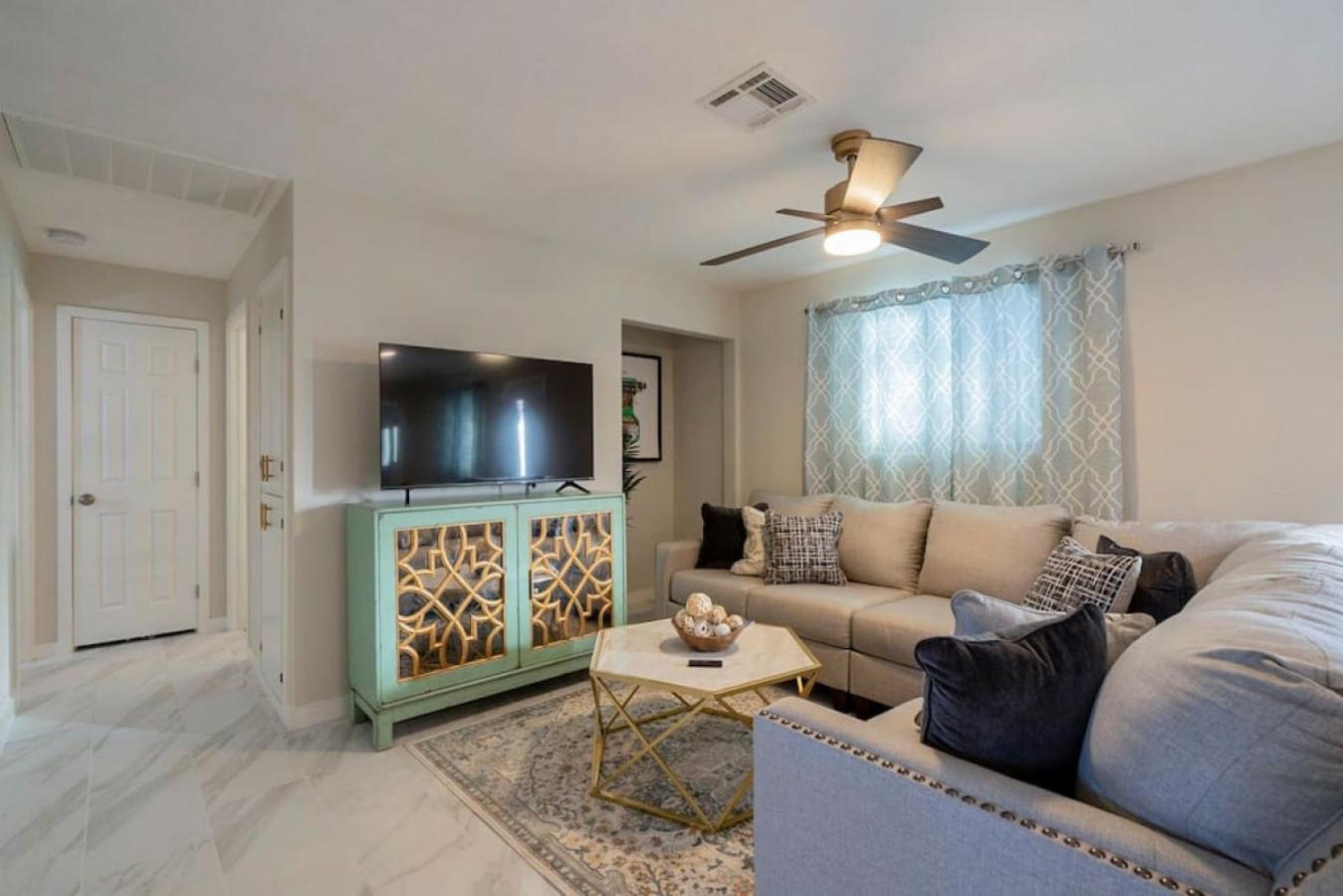 Beautiful House With a HEATED Pool and Putting Green 8 Mins From Entertainment District Old Town Scottsdale view 3