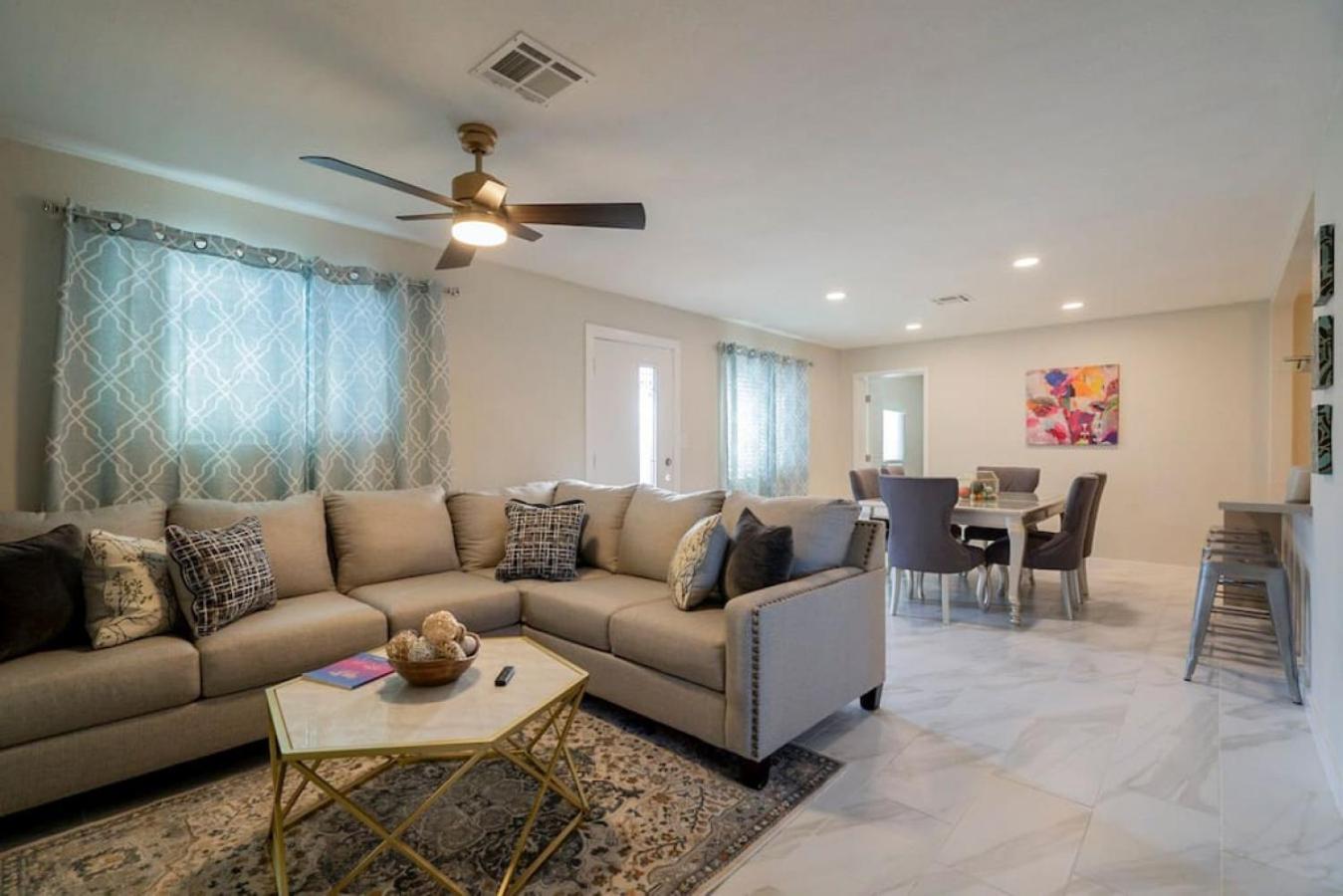 Beautiful House With a HEATED Pool and Putting Green 8 Mins From Entertainment District Old Town Scottsdale view 2