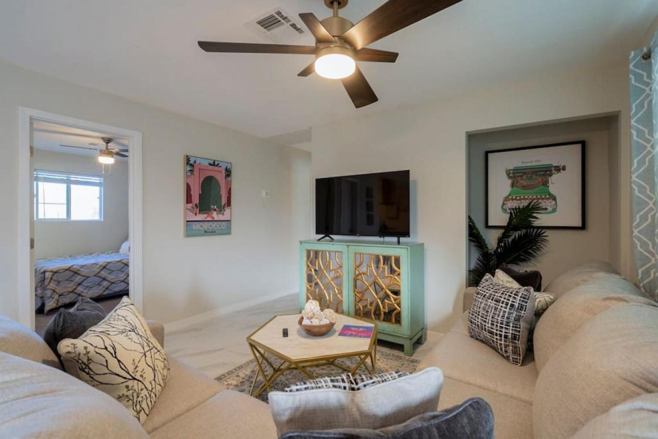 Beautiful House With a HEATED Pool and Putting Green 8 Mins From Entertainment District Old Town Scottsdale view 4
