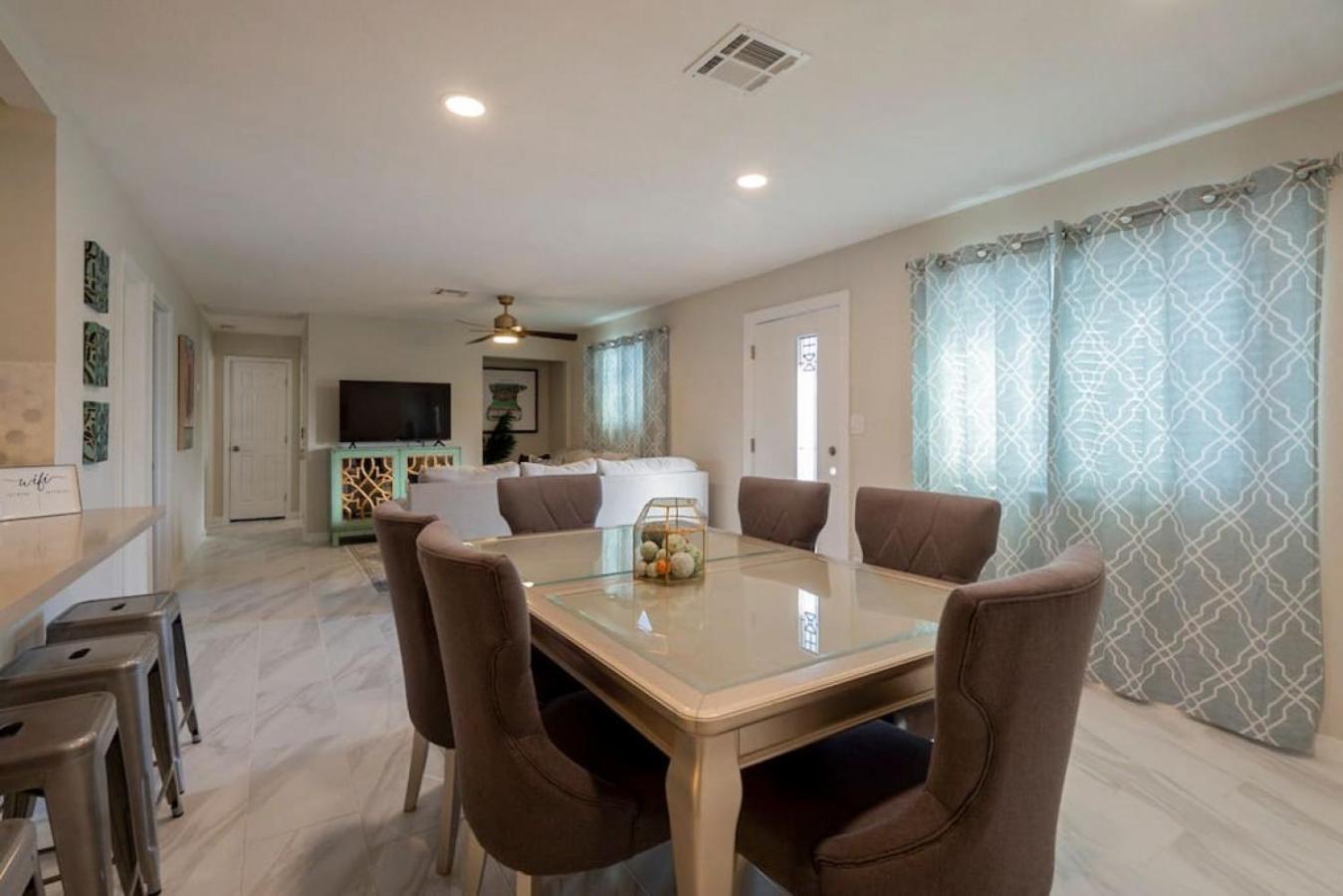 Beautiful House With a HEATED Pool and Putting Green 8 Mins From Entertainment District Old Town Scottsdale view 5