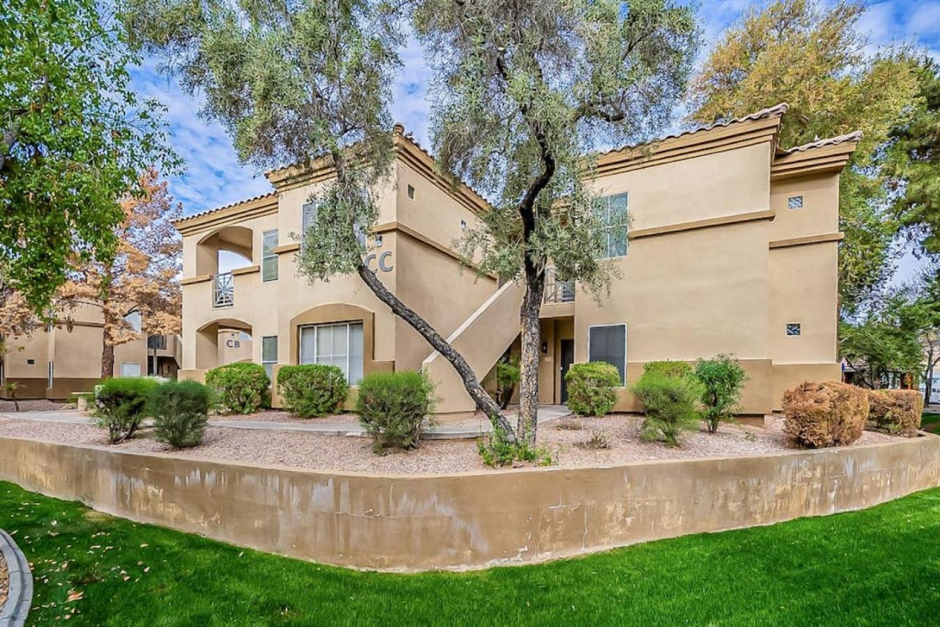 Luxury resort style condo Free Wi-fi and Parking view 2