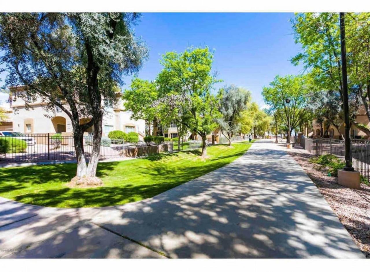 Luxury resort style condo Free Wi-fi and Parking view 4