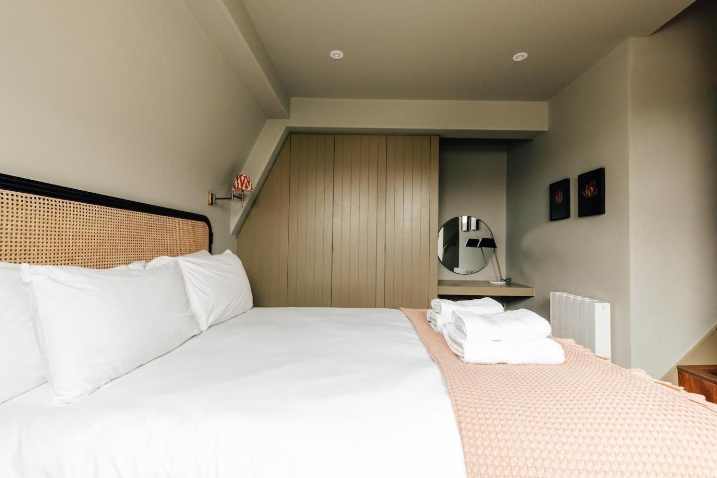 Redland Suites - Apartment 8 view 3