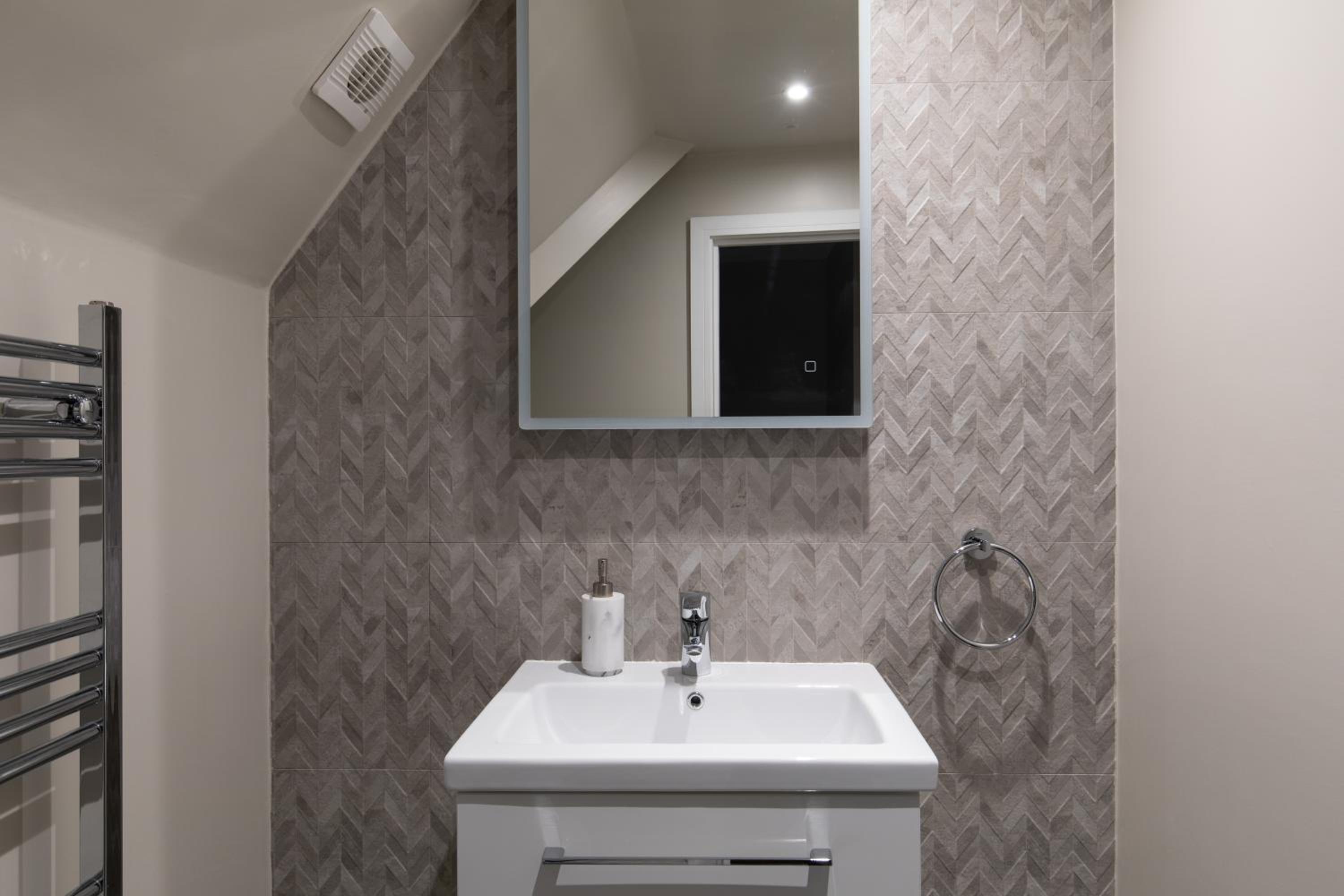 Centre London Flat 2BDR AC Sleeps 4 Family Only