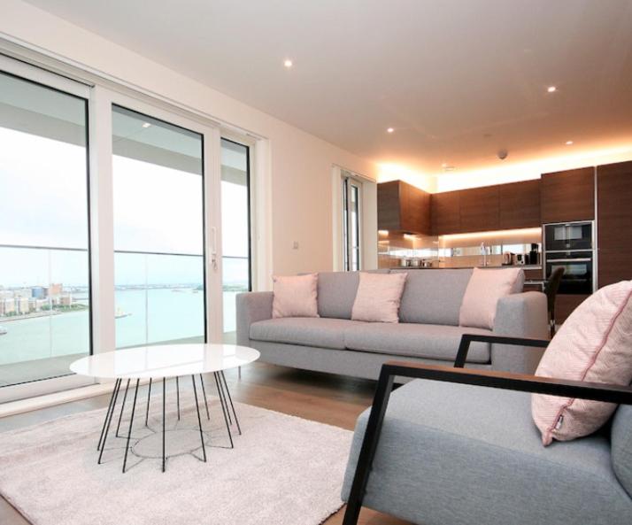 Riverside apartment minutes from Elizabeth line view 2