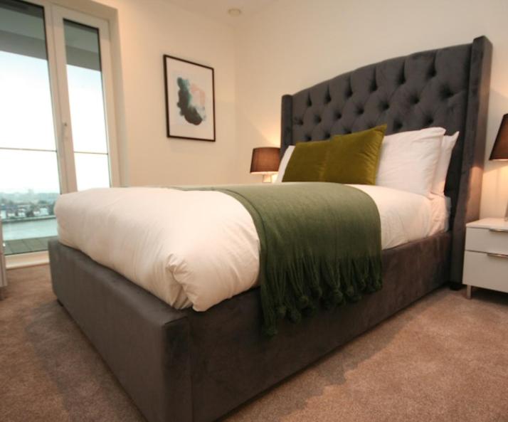 Riverside apartment minutes from Elizabeth line view 3
