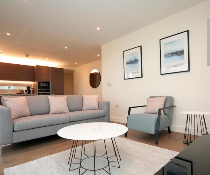 Riverside apartment minutes from Elizabeth line view 4
