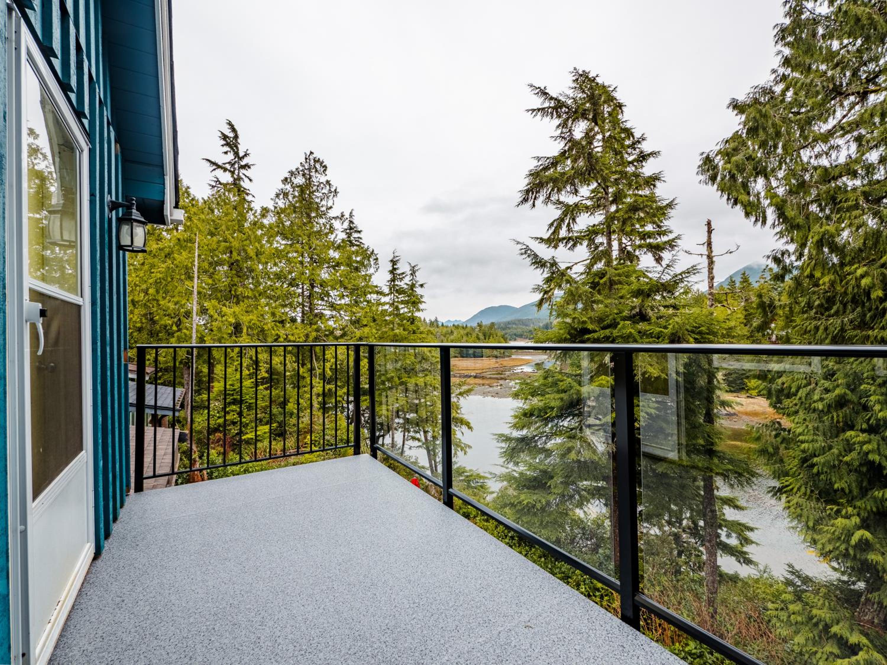 Kingfisher, Waterfront Cabin with Inlet with Mountain Views