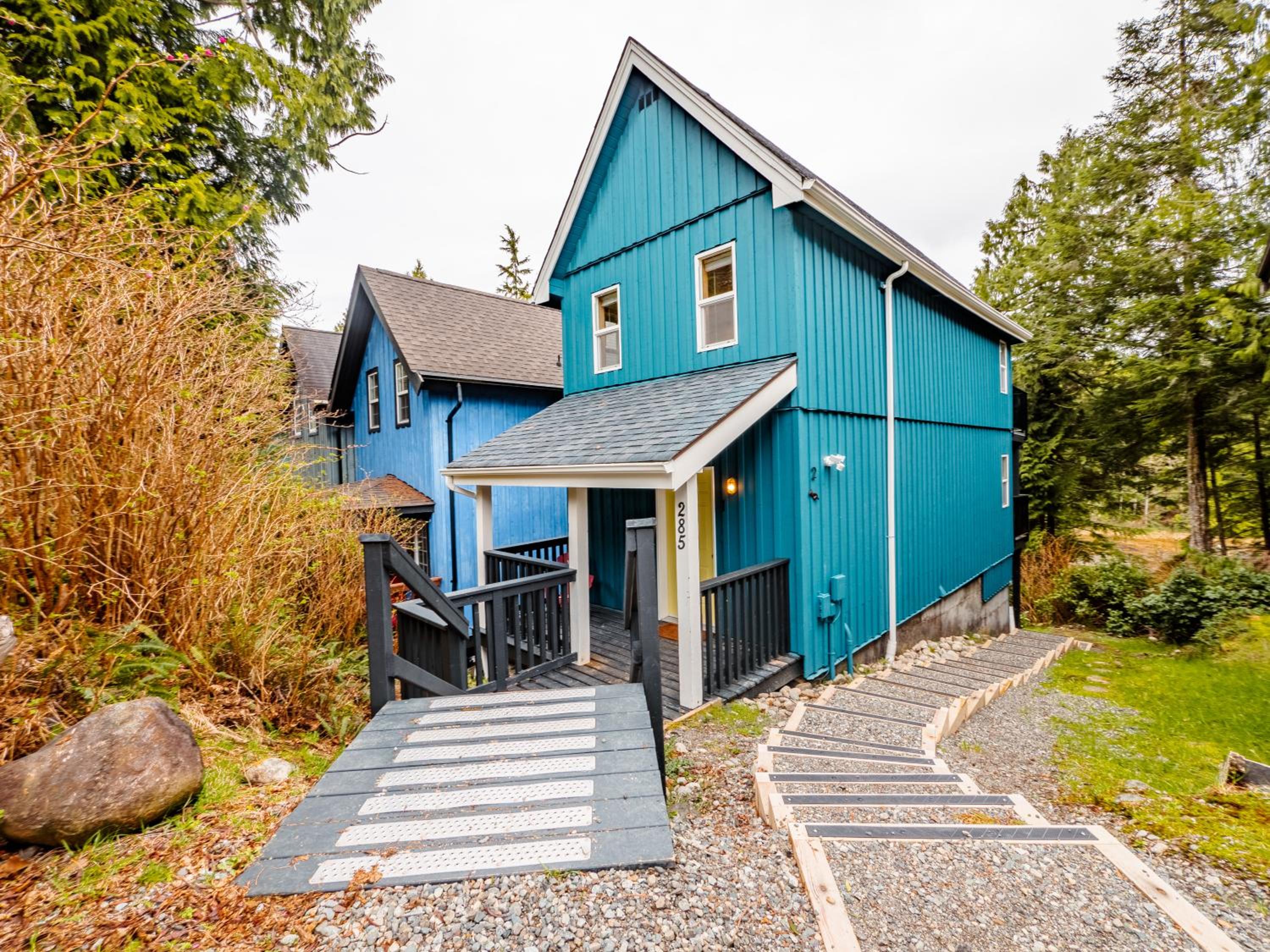 Kingfisher, Waterfront Cabin with Inlet with Mountain Views