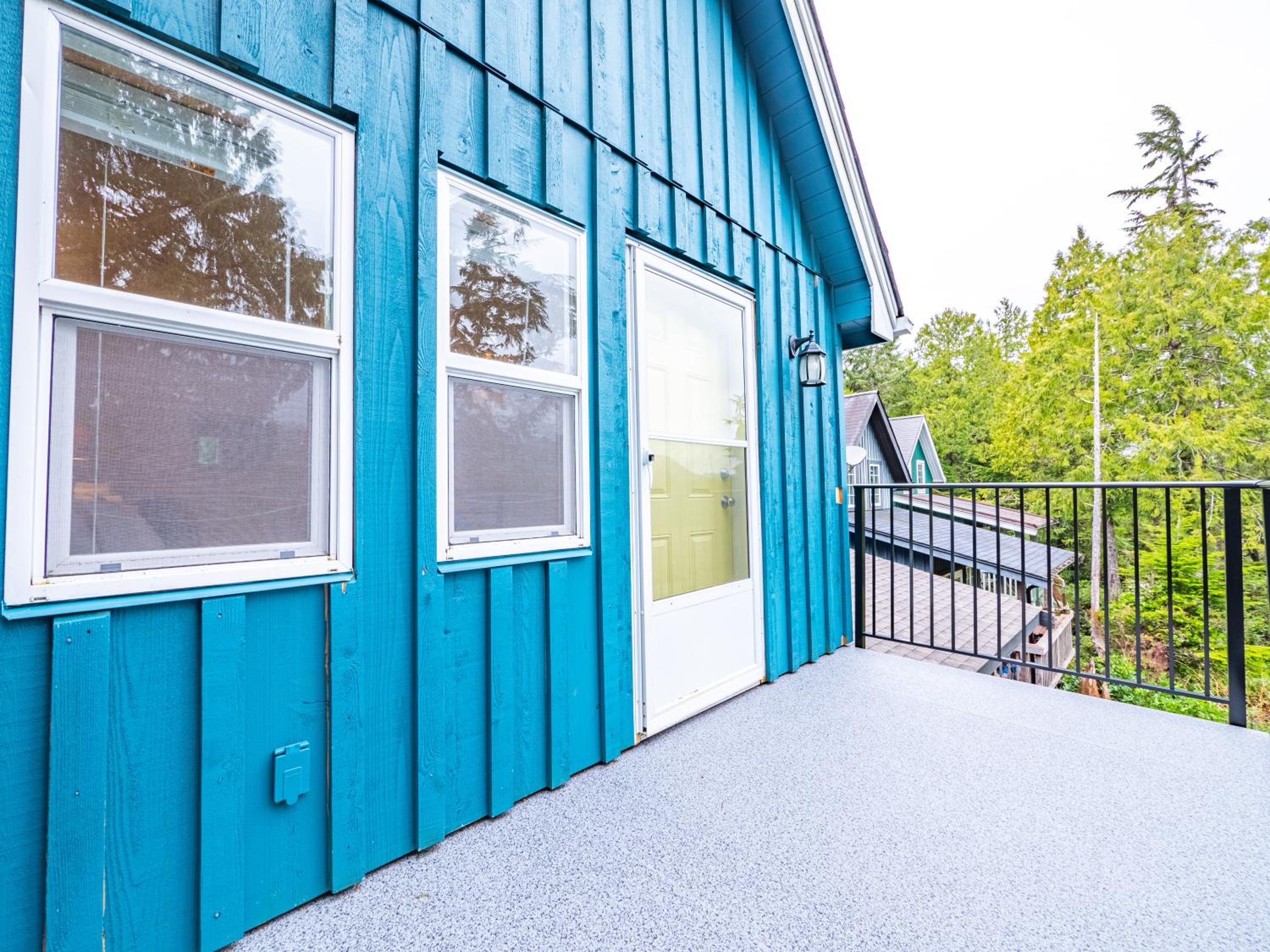 Kingfisher, Waterfront Cabin with Inlet with Mountain Views