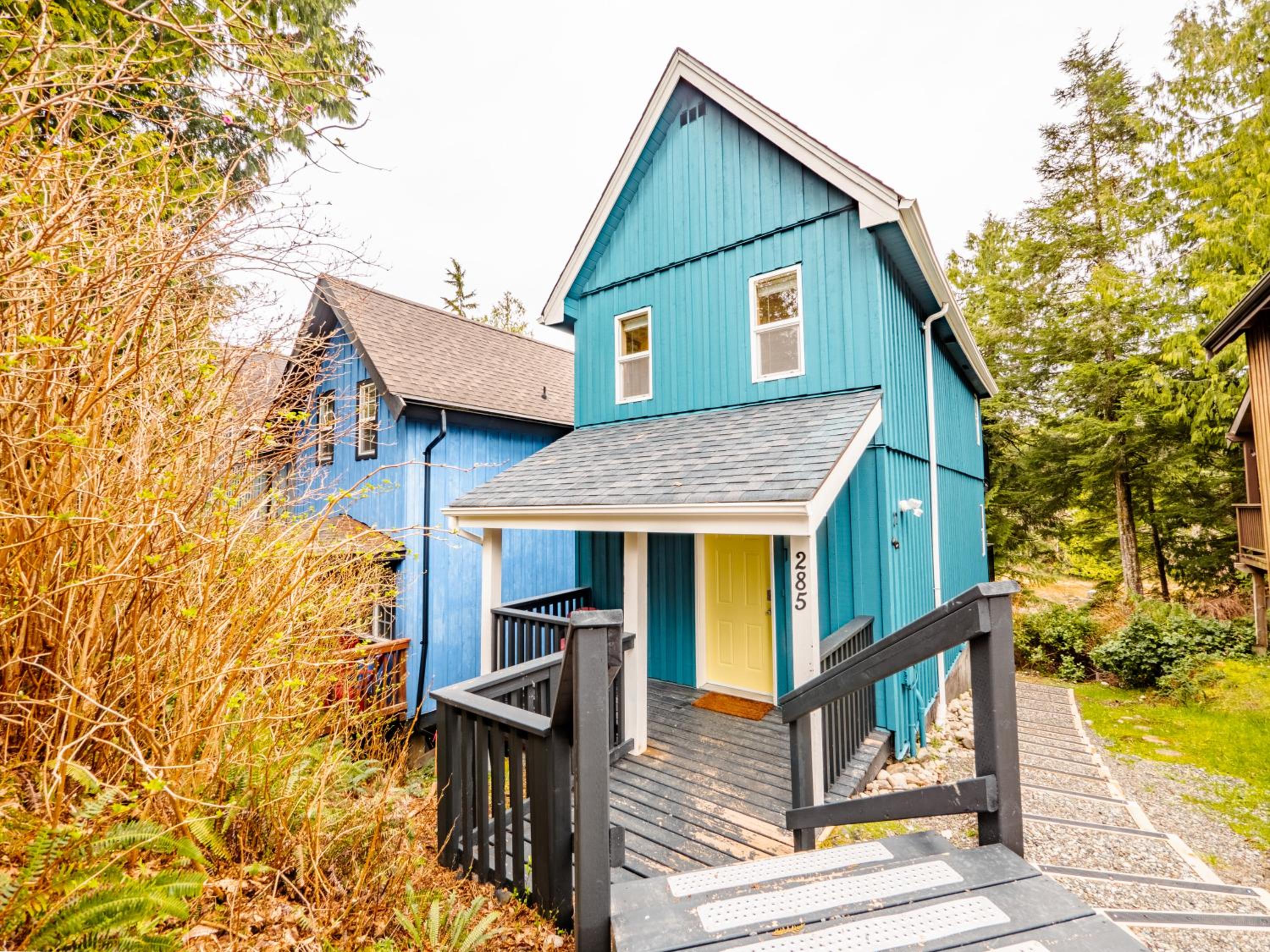 Kingfisher, Waterfront Cabin with Inlet with Mountain Views