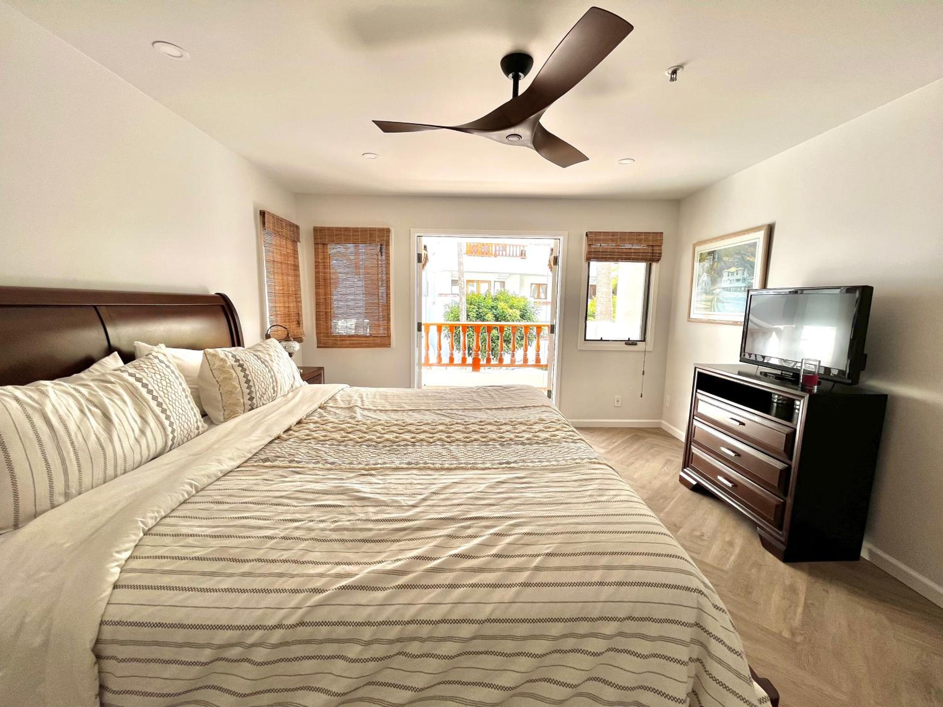 Modern Hamilton Cove Villa w/golf cart view 5