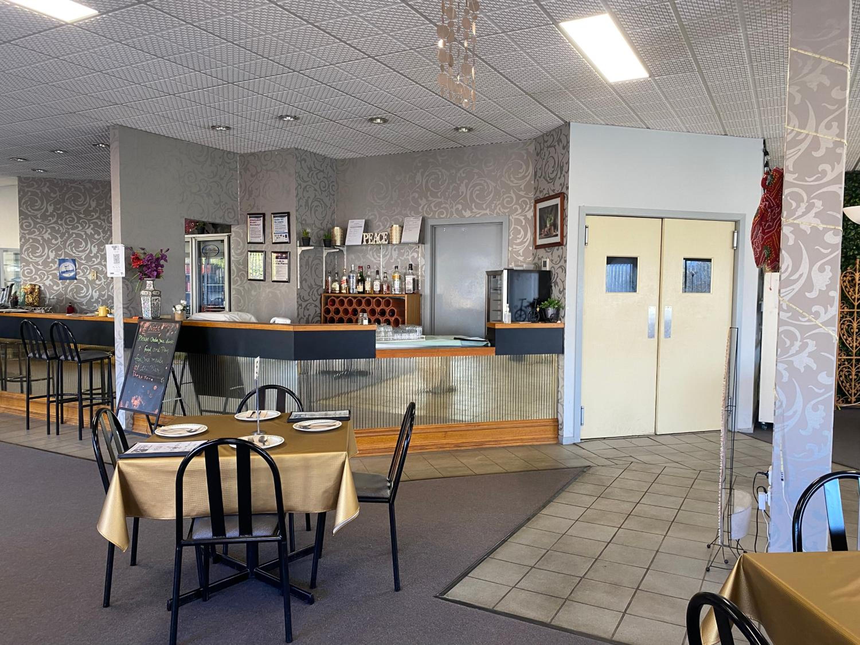 Mountain Creek Motel Bar & Restaurant