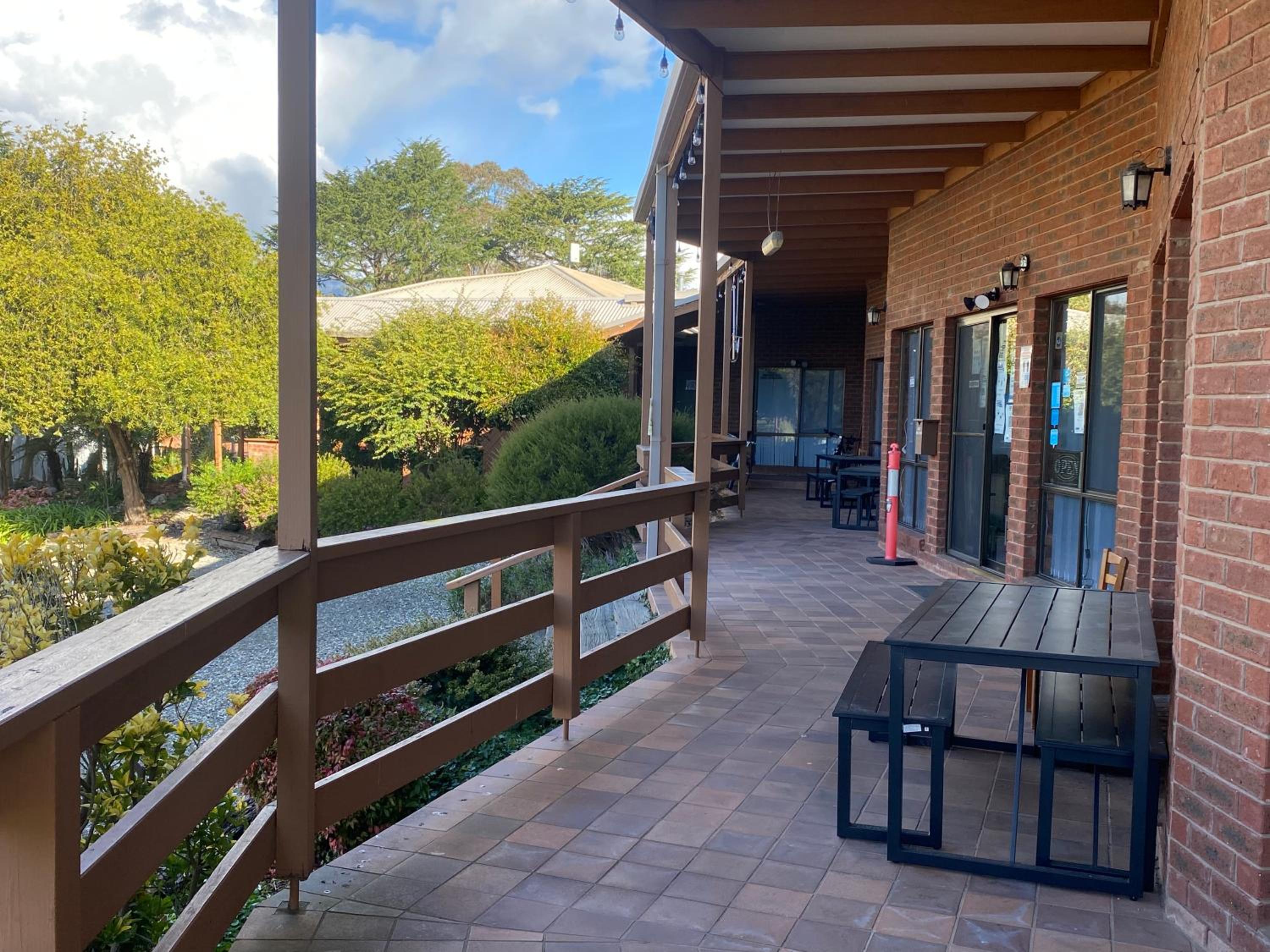 Mountain Creek Motel Bar & Restaurant