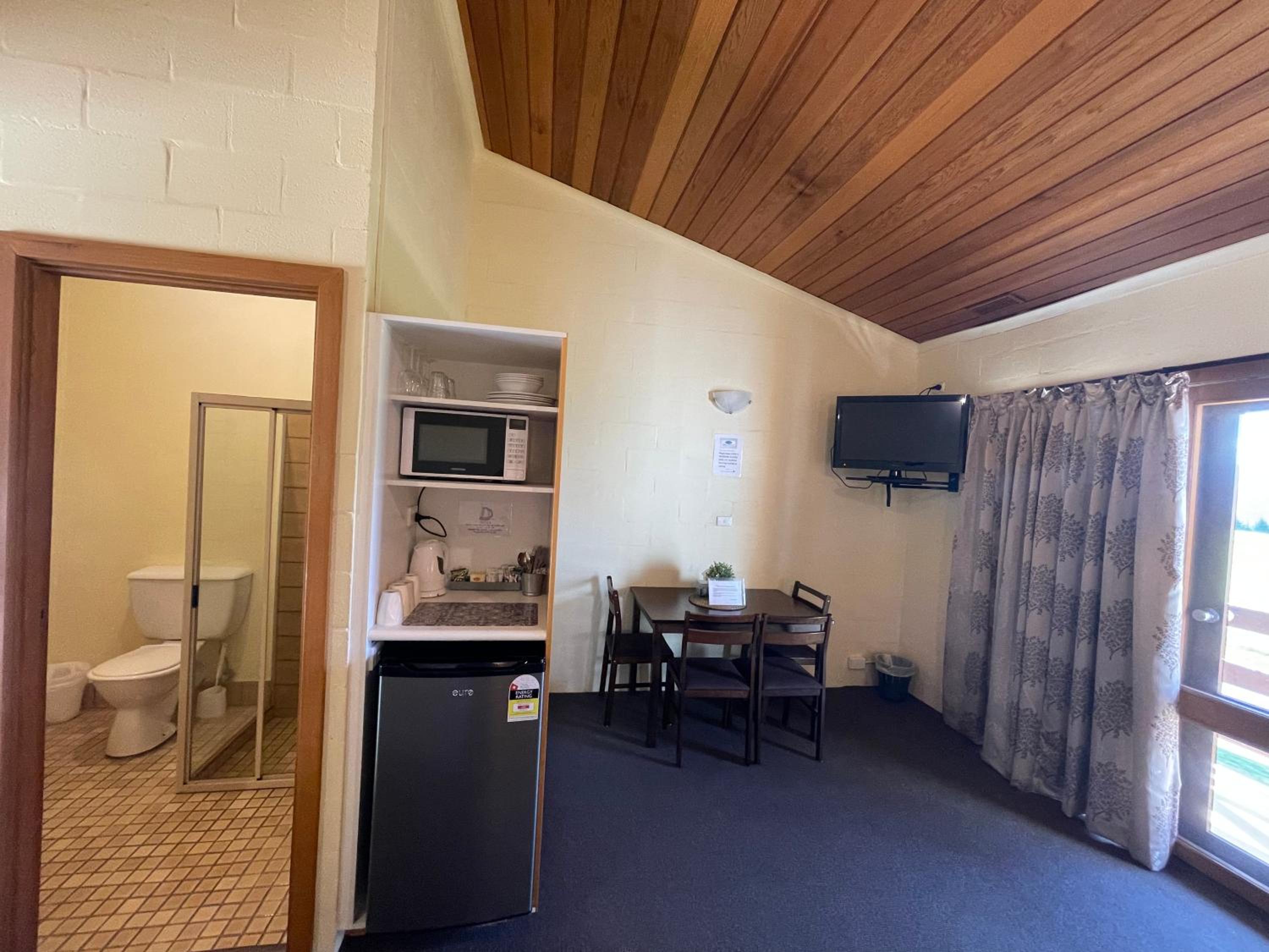 Mountain Creek Motel Bar & Restaurant