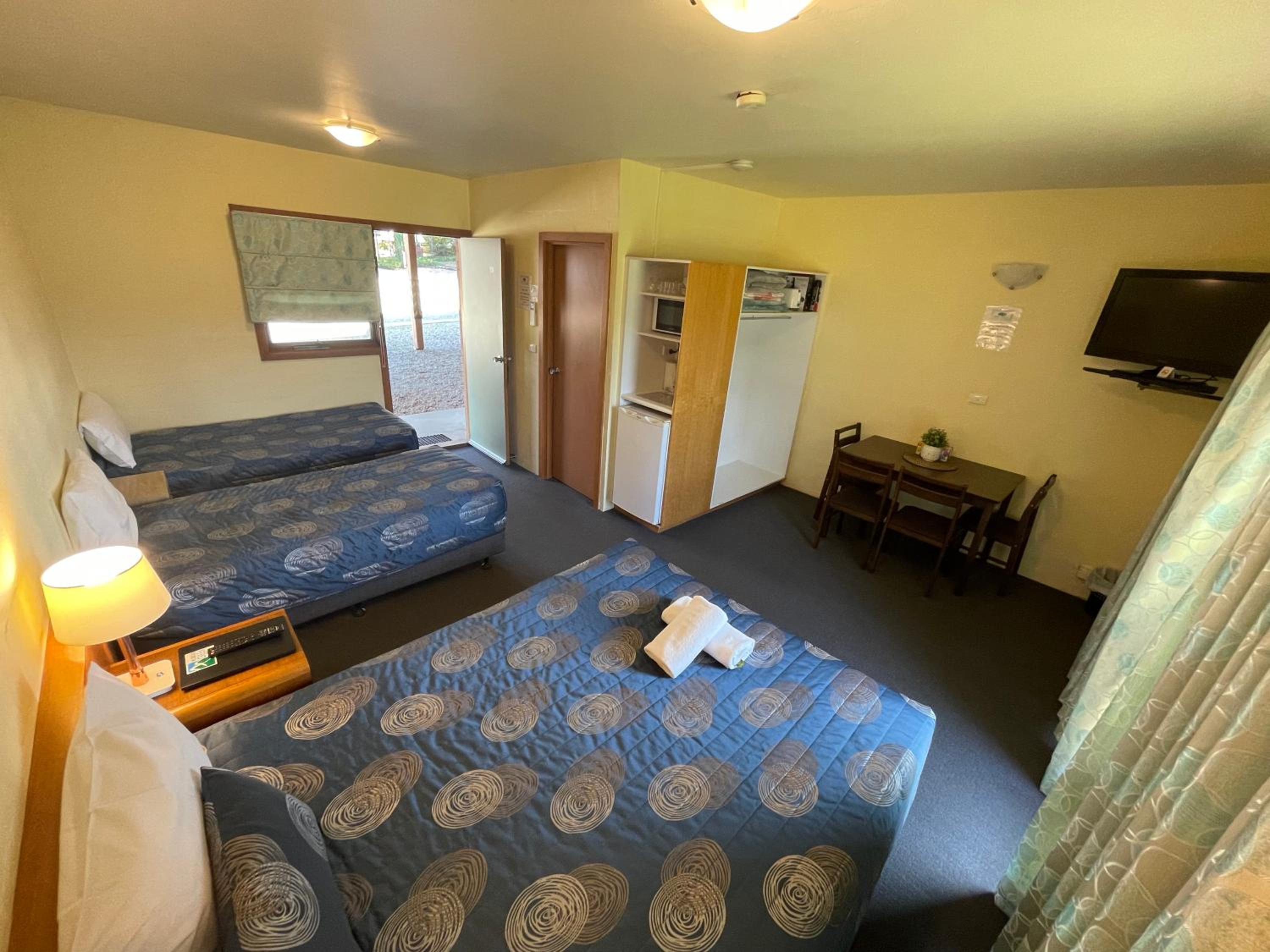 Mountain Creek Motel Bar & Restaurant