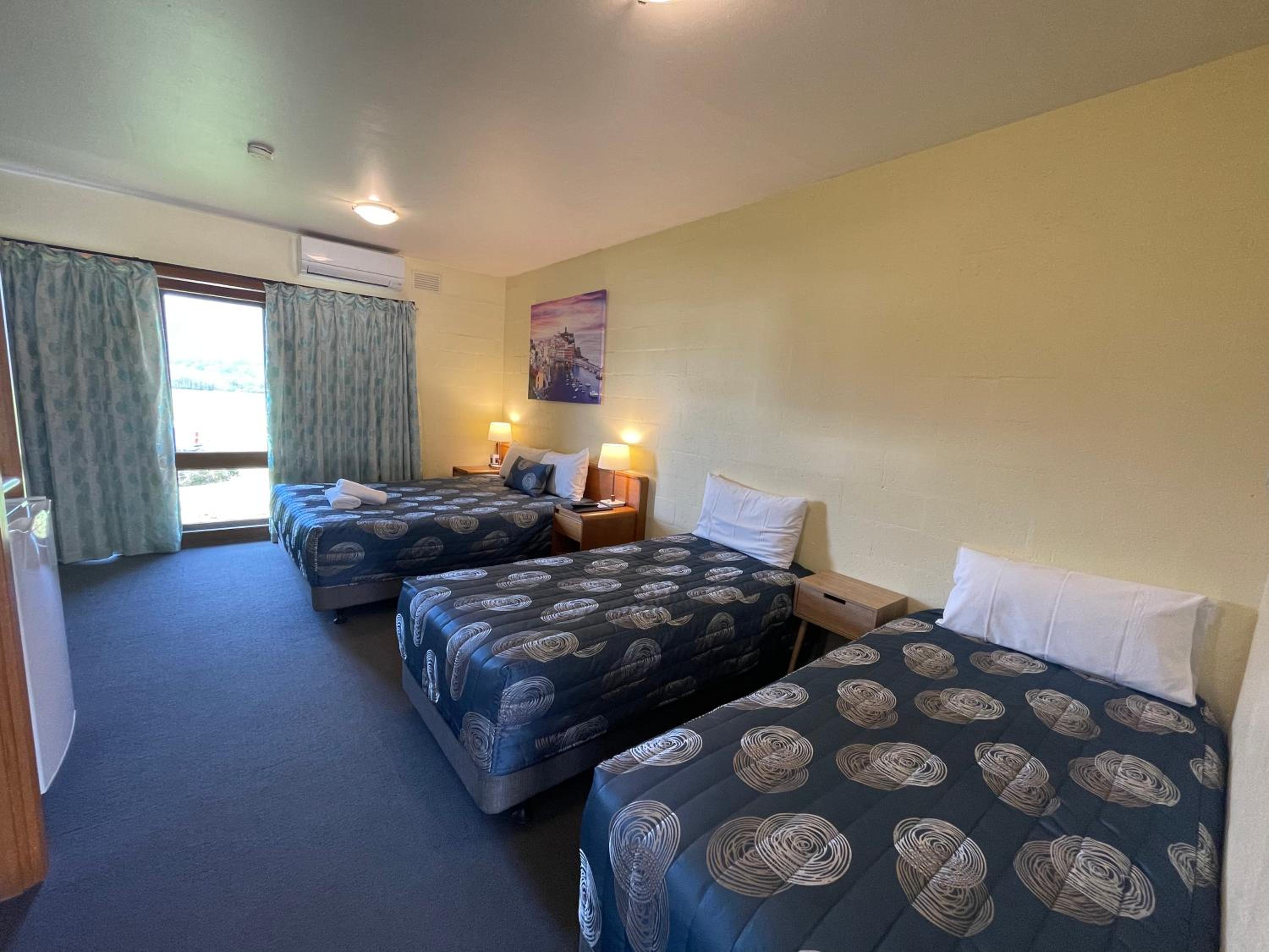 Mountain Creek Motel Bar & Restaurant