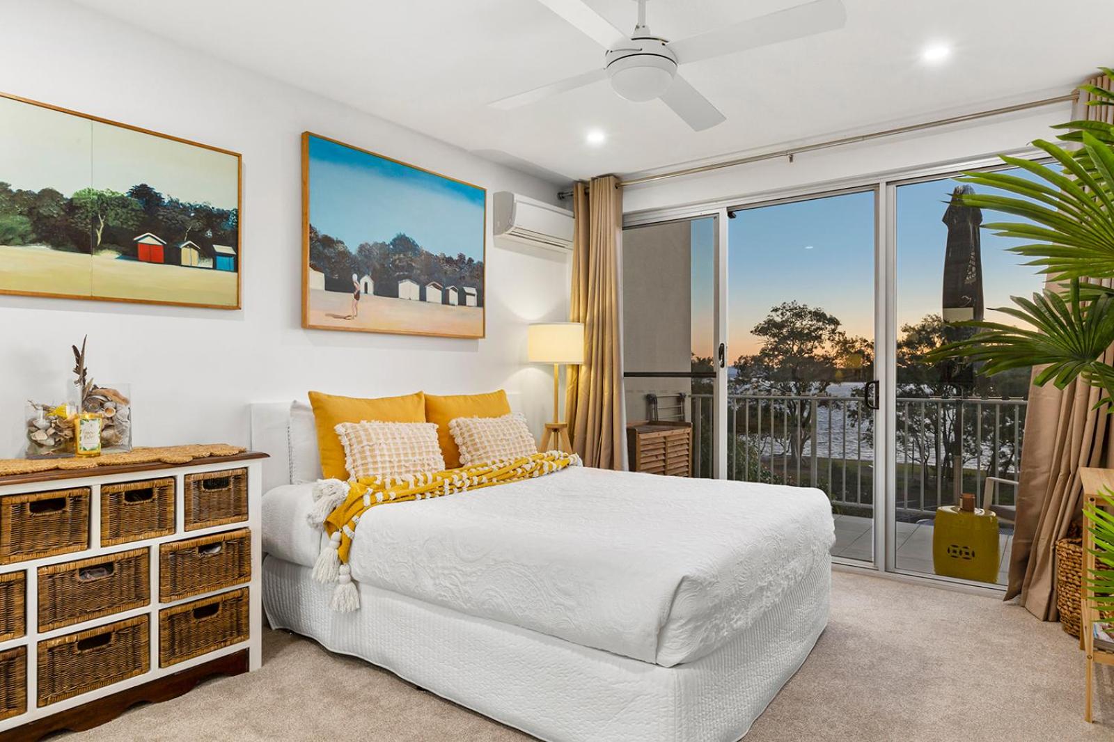3 Bedroom Penthouse - Short Walk to Sandstone Point