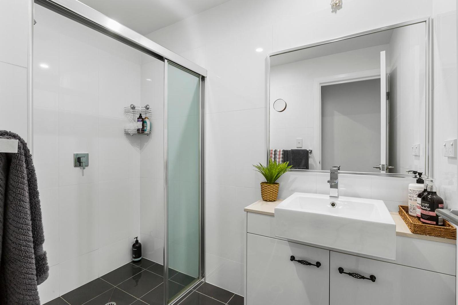 3 Bedroom Penthouse - Short Walk to Sandstone Point