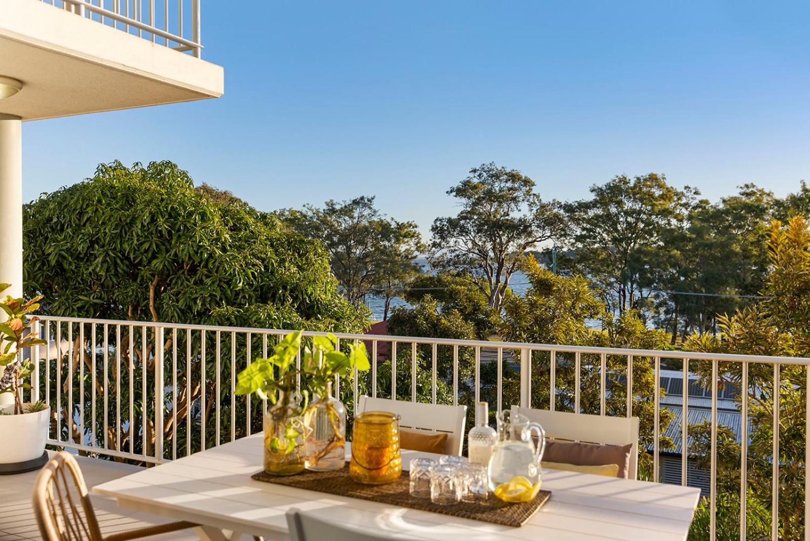 3 Bedroom Penthouse - Short Walk to Sandstone Point