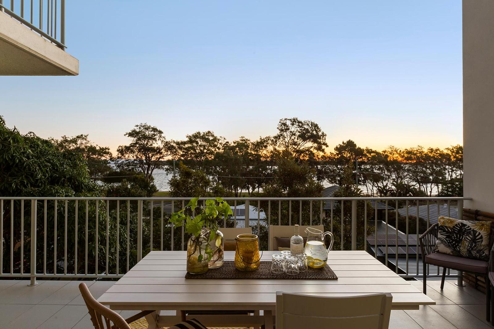 3 Bedroom Penthouse - Short Walk to Sandstone Point