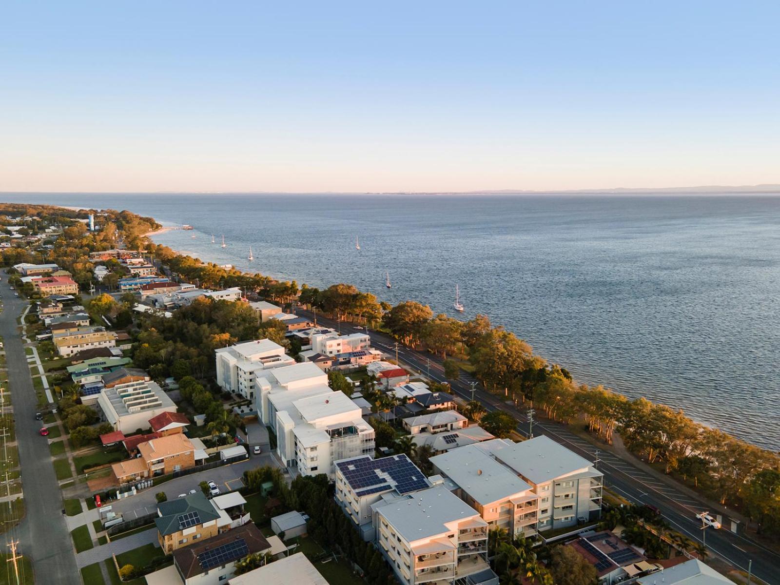 3 Bedroom Penthouse - Short Walk to Sandstone Point