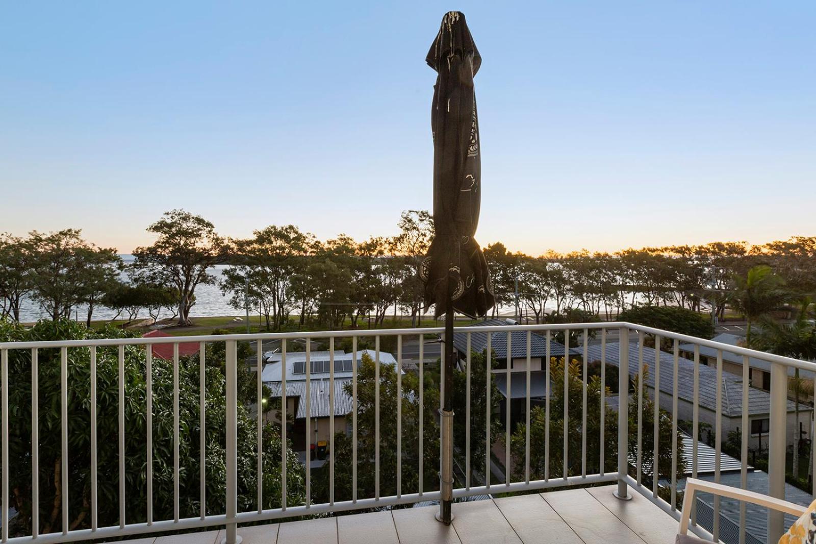 3 Bedroom Penthouse - Short Walk to Sandstone Point