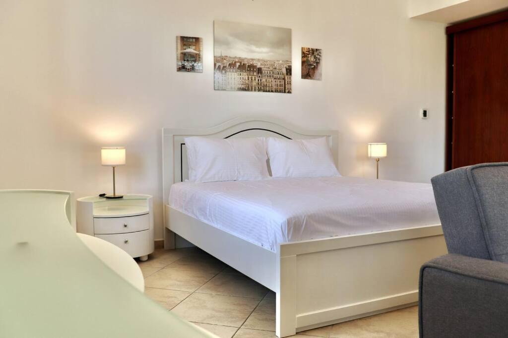 Unified Vacation Homes-Spacious Studio in lush green Motor City