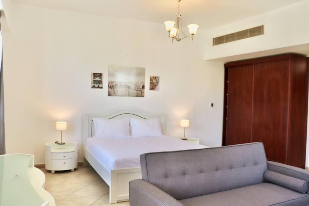 Unified Vacation Homes-Spacious Studio in lush green Motor City