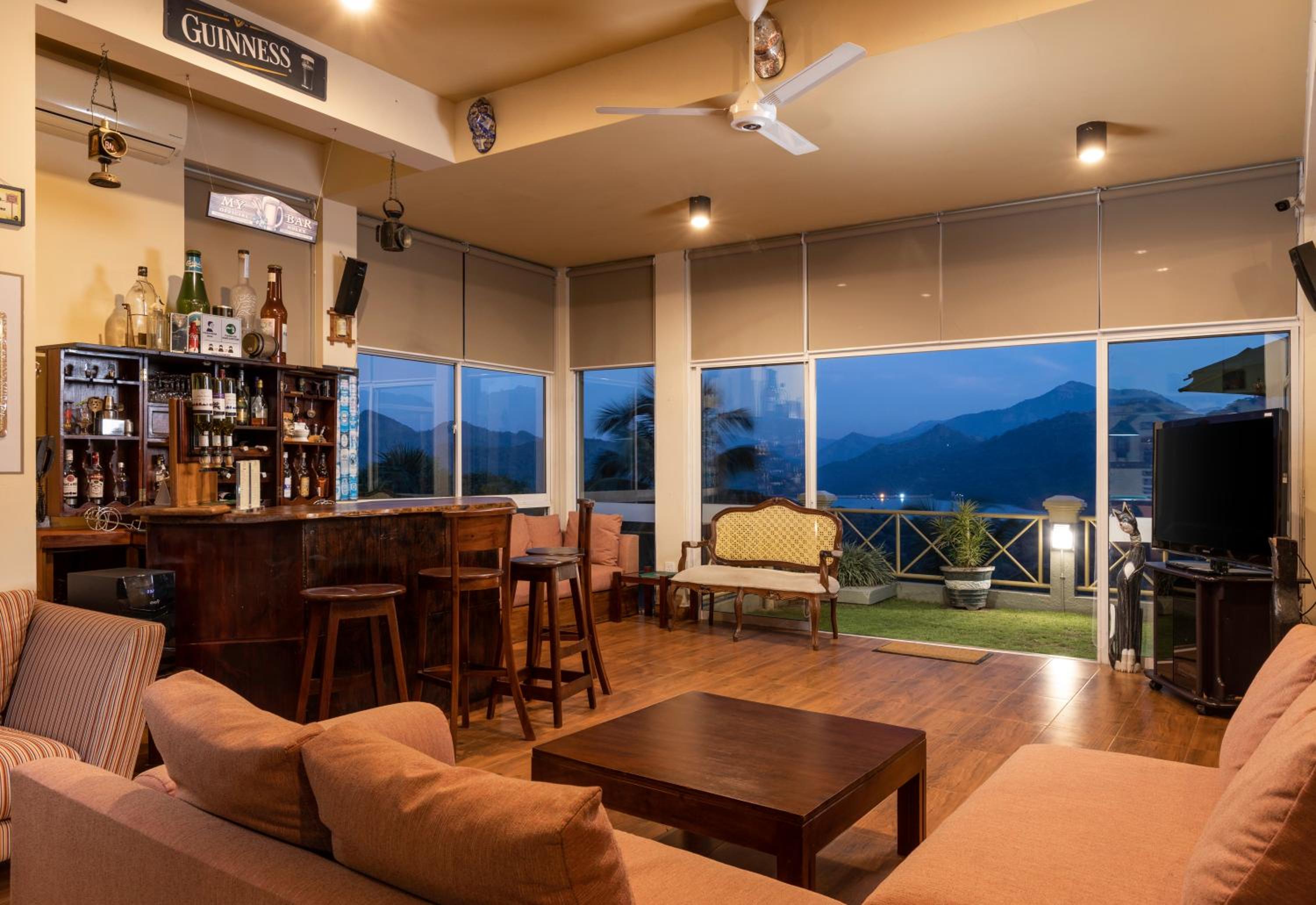 The Albatross, Kandy