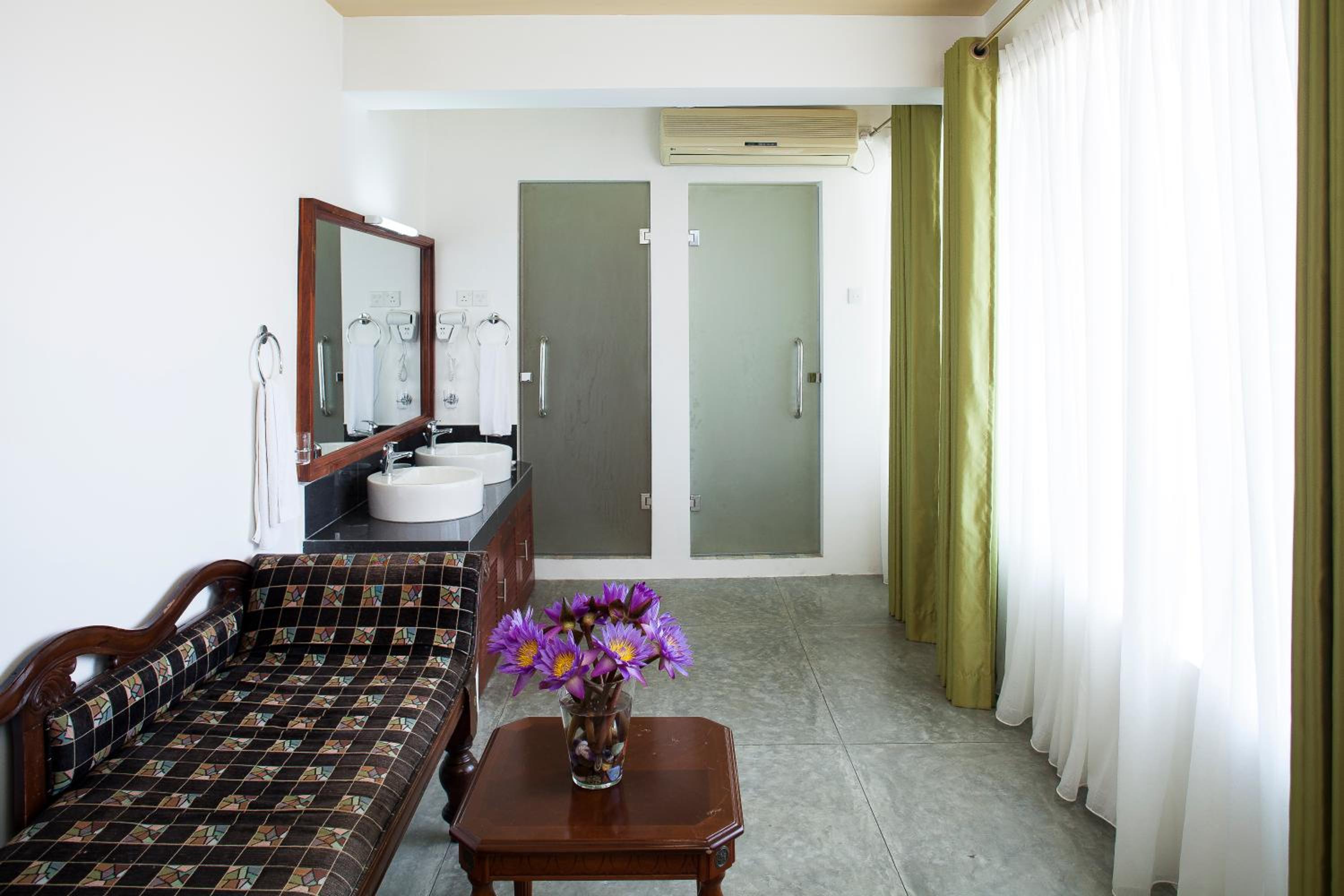 The Albatross, Kandy