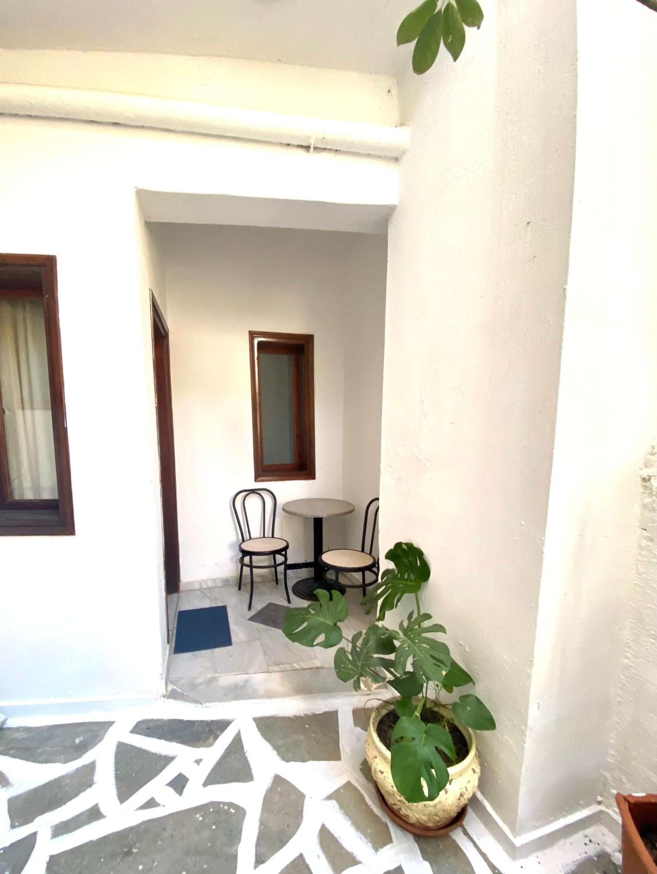 Costas Inn