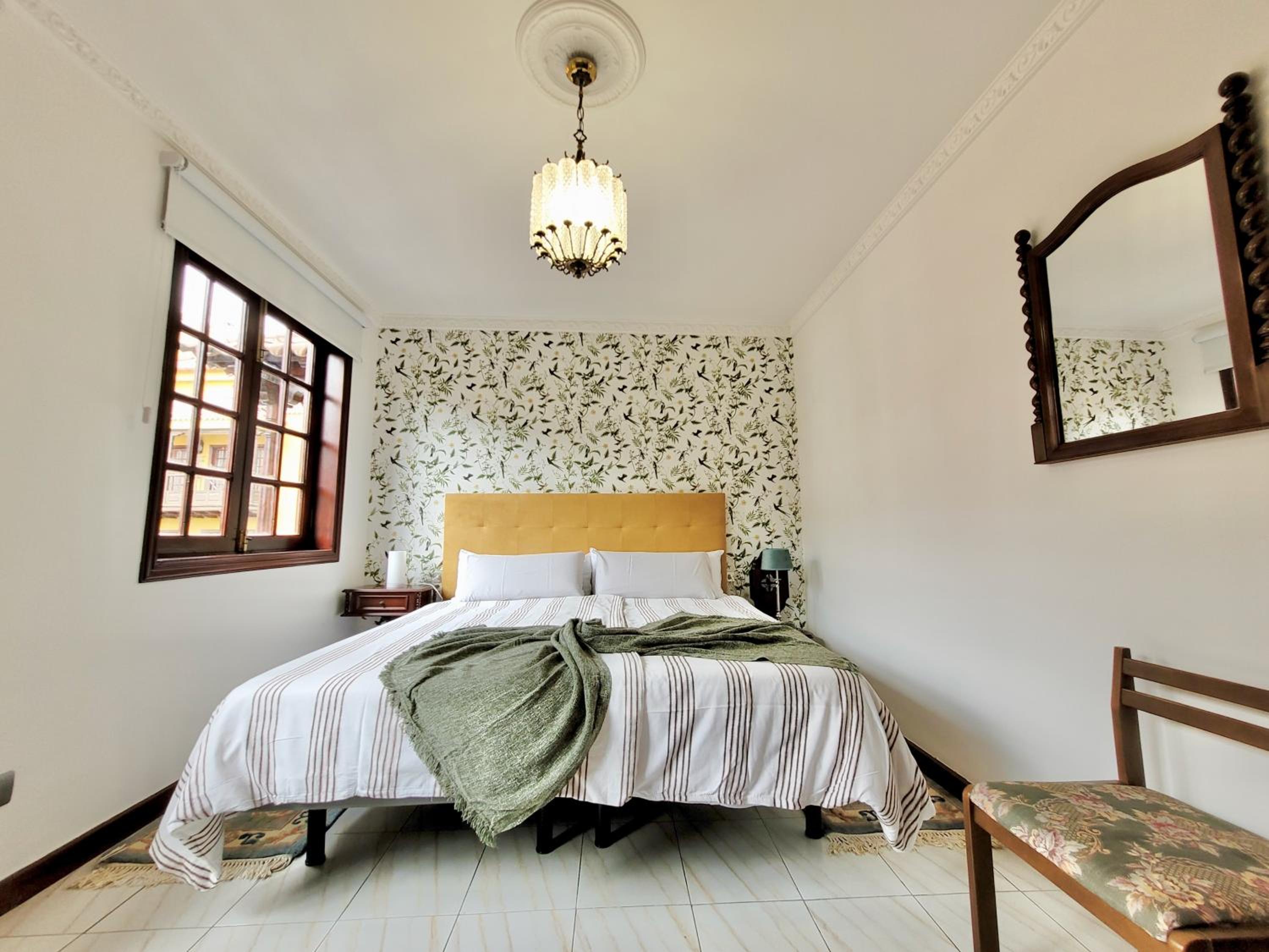 The Balcony House with FREE PARKING