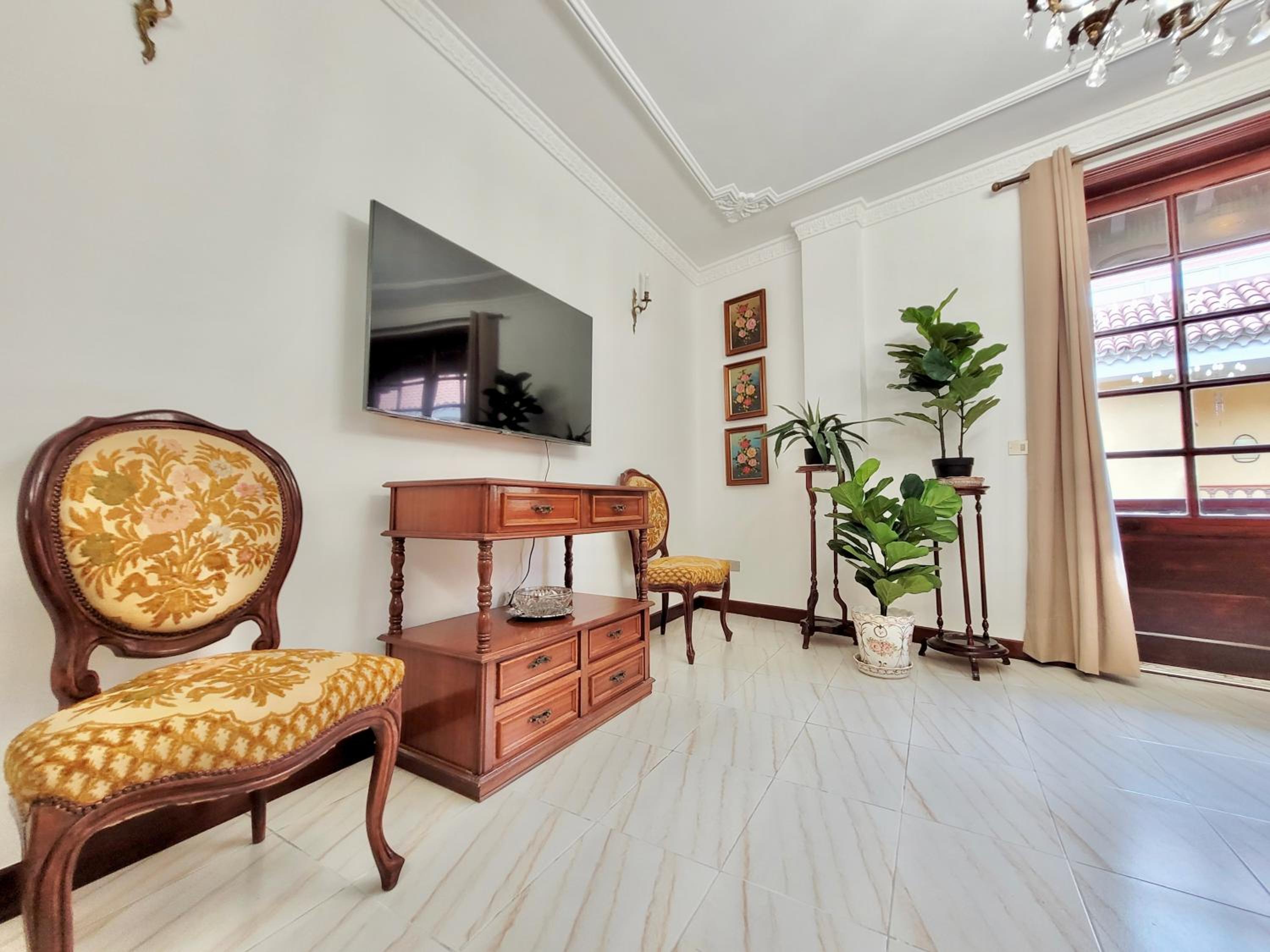 The Balcony House with FREE PARKING