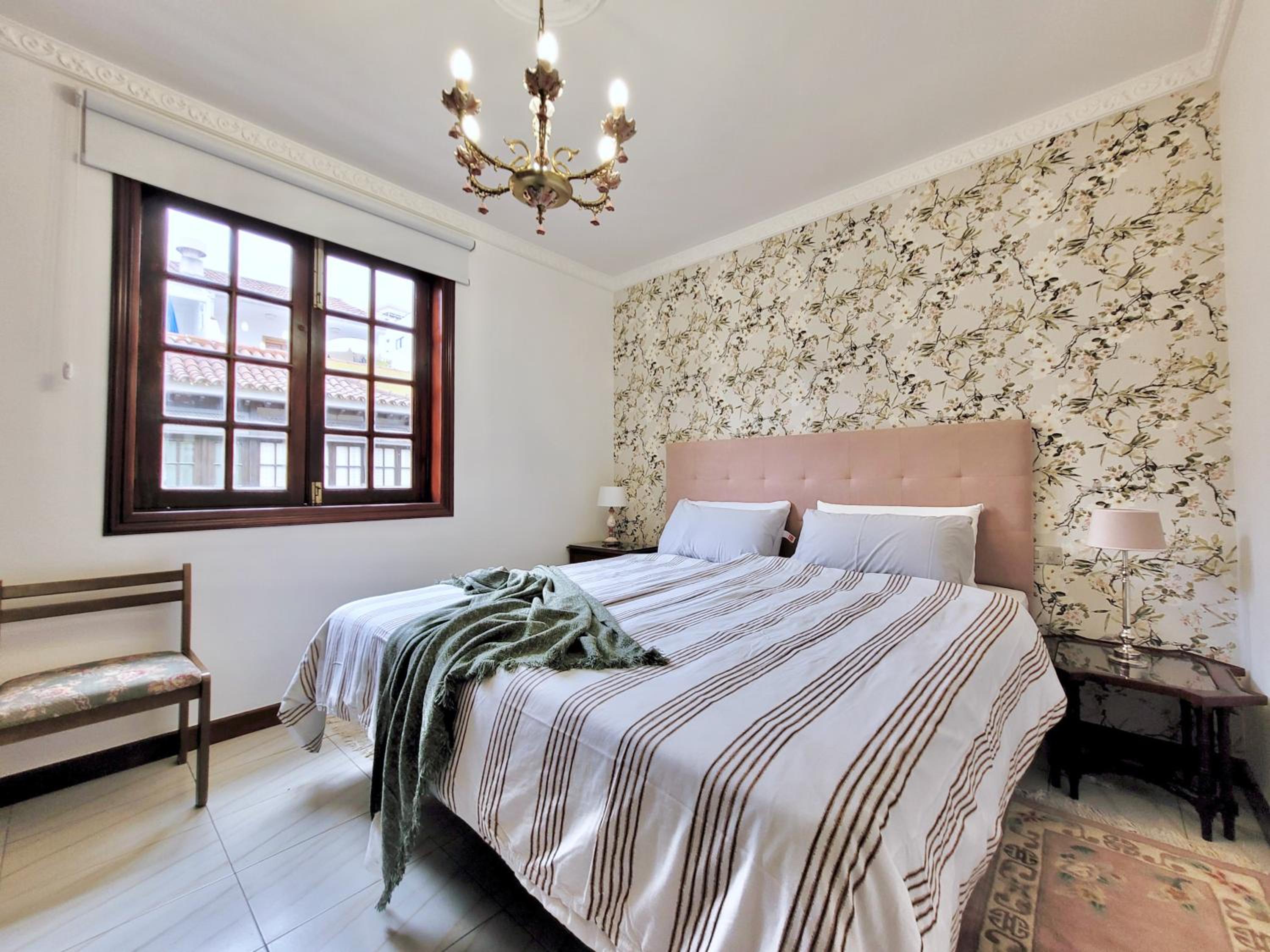 The Balcony House with FREE PARKING